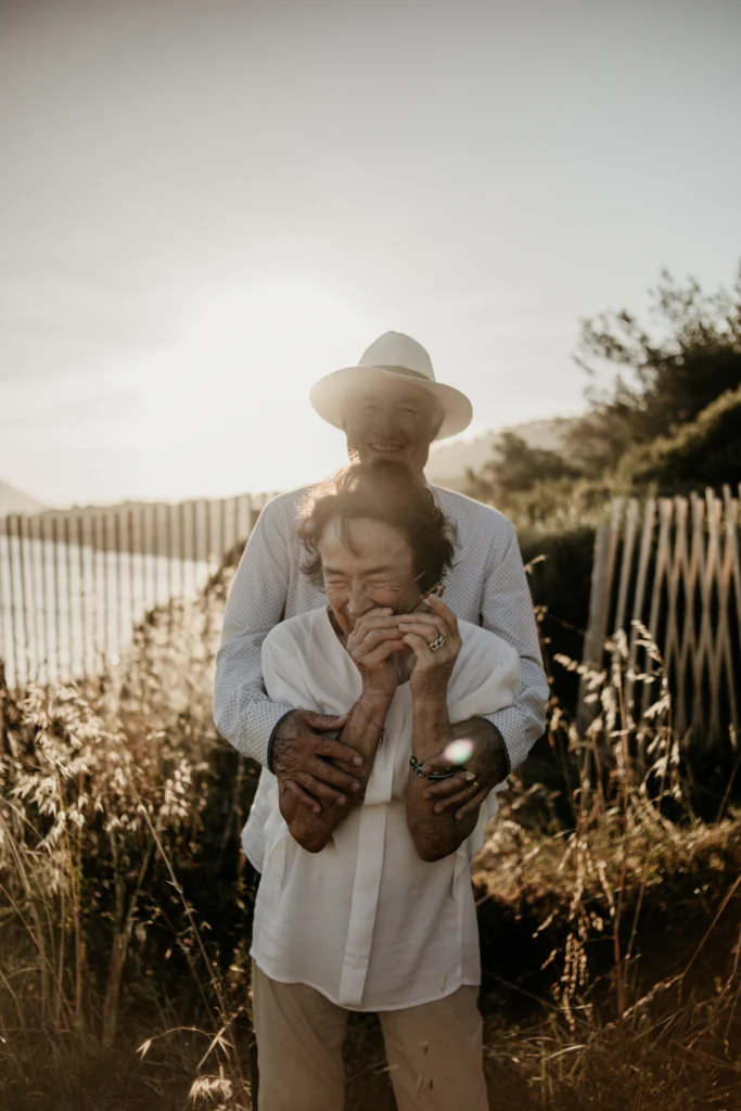 Un couple senior souriant sous la lumière dorée du coucher du soleil en Provence. Photographe mariage Provence, Luberon, Côte d'Azur