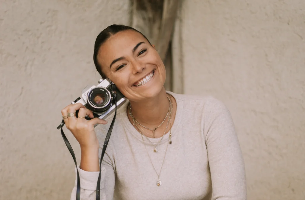 Portrait de photographe professionnelle souriante en Provence