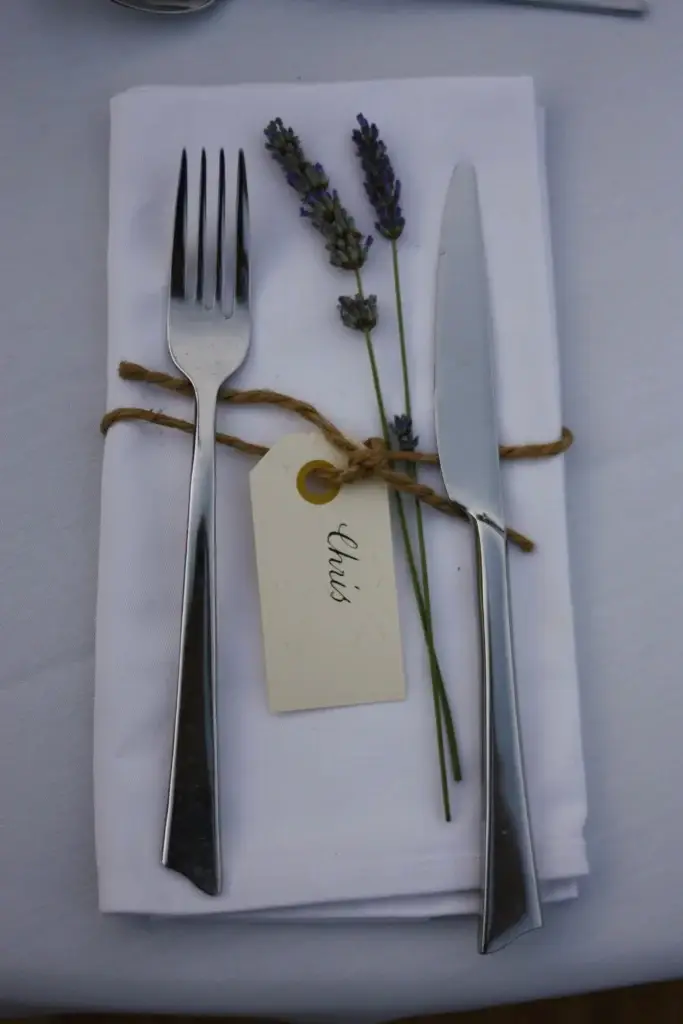 Décoration champêtre pour un mariage en Provence – Couverts noués avec de la lavande et une étiquette personnalisée.