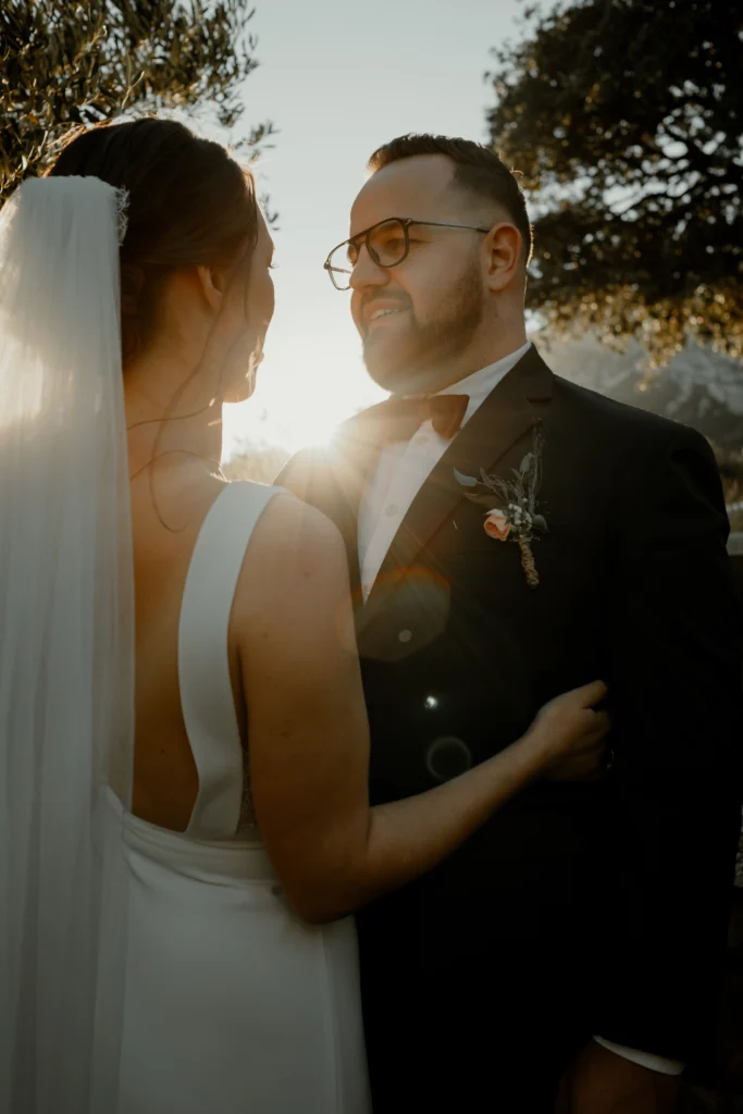Les mariés partagent un moment complice sous le voile de la mariée en Provence. Photo prise par Nolwenn Biannic, Photographe mariage provence