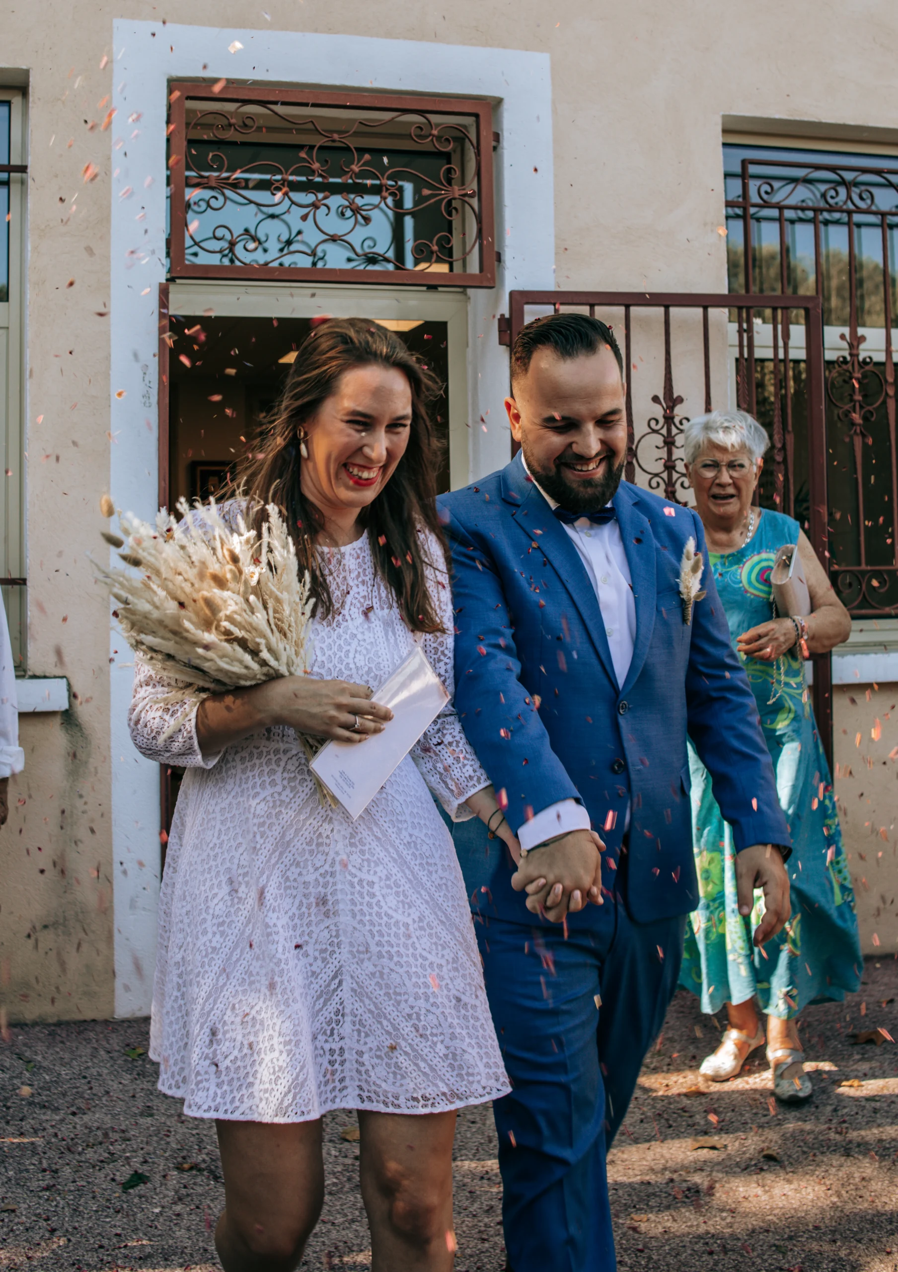 Mariée tenant son bouquet de fleurs blanches, photographiée en plan rapproché. Photographe mariage naturel et discret Provence.