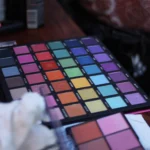 Palettes de fards pour les yeux, matériel d'une maquilleuse professionnelle varoise lors d'un défilé de mode à Hyères.