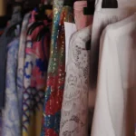 Vêtement présentée sur cintres, lors d'un évènement professionnel à Hyères. Défilé de mode d'une marque locale hyéroise.