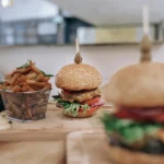 Des burgers gourmands et bien garnis, accompagnés de frites maison. Une séance photo produit pour un restaurateur local hérois.