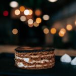 Un dessert gourmand, mis en scène sur une ardoise en céramique.