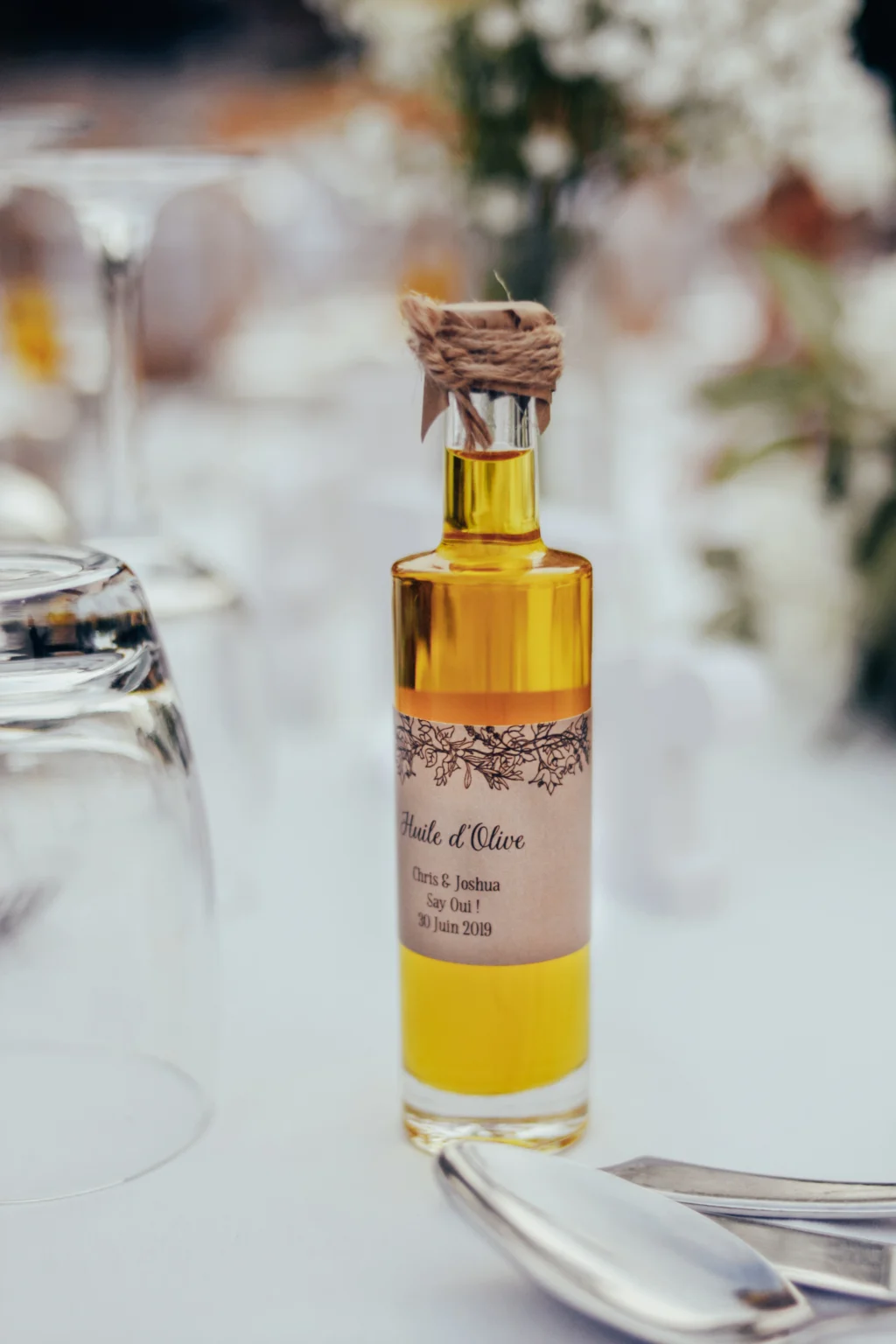 photographe mariages provence, un petit flacon d'huile d'olive artisanale pour les invités.