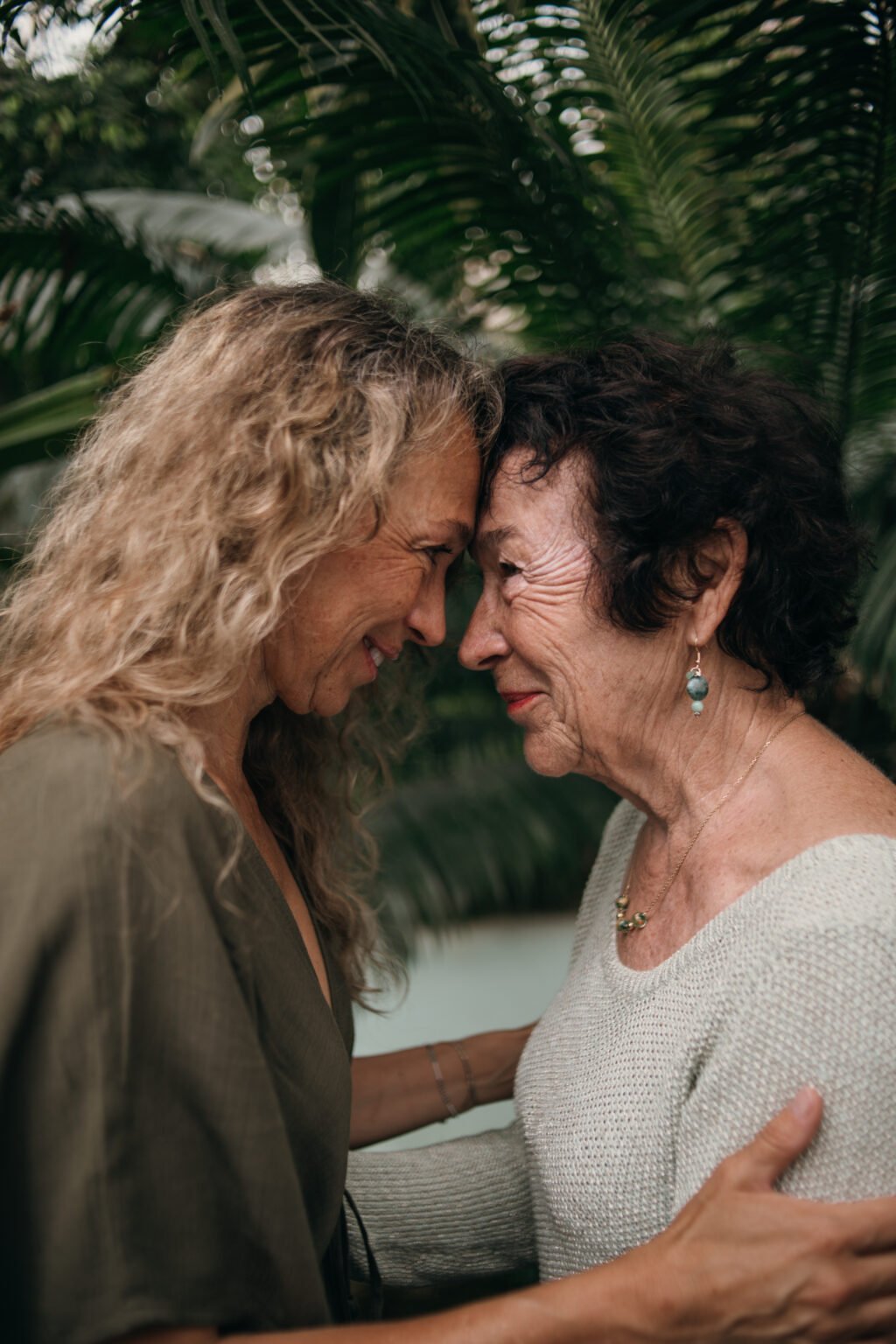 Une mère et sa fille, front contre front, se souris l'une à l'autre.