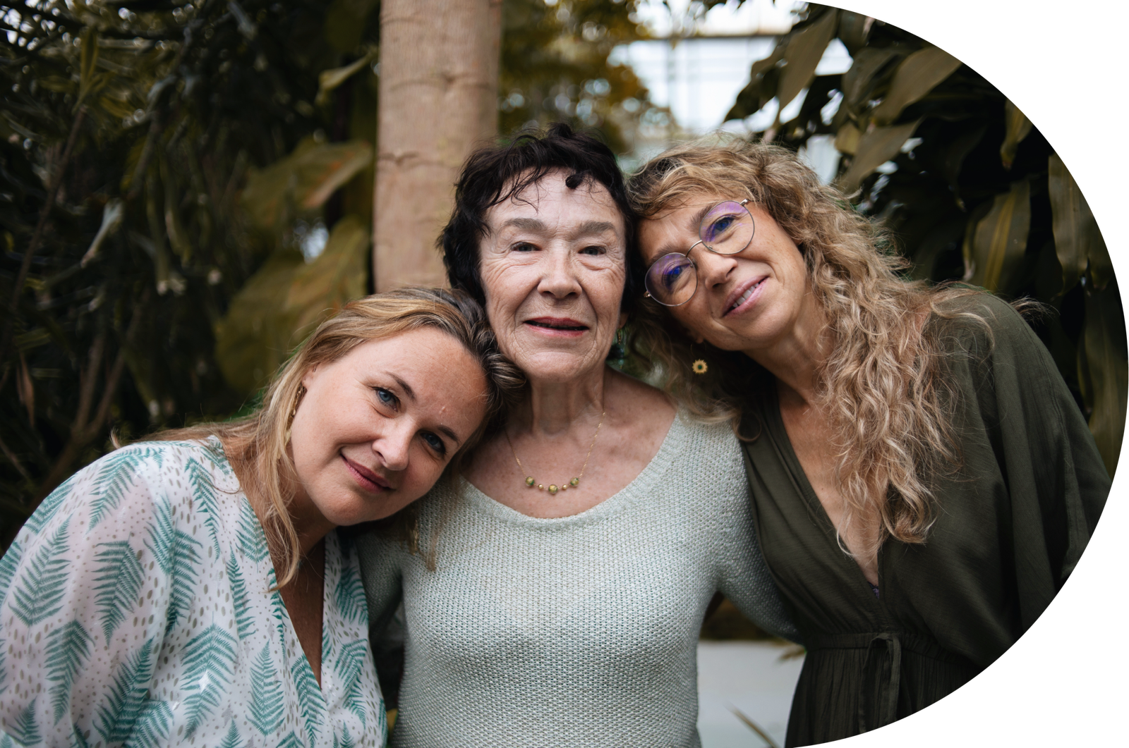 Une séance photo en famille au milieu de la verdure, près d'Aix en Provence.