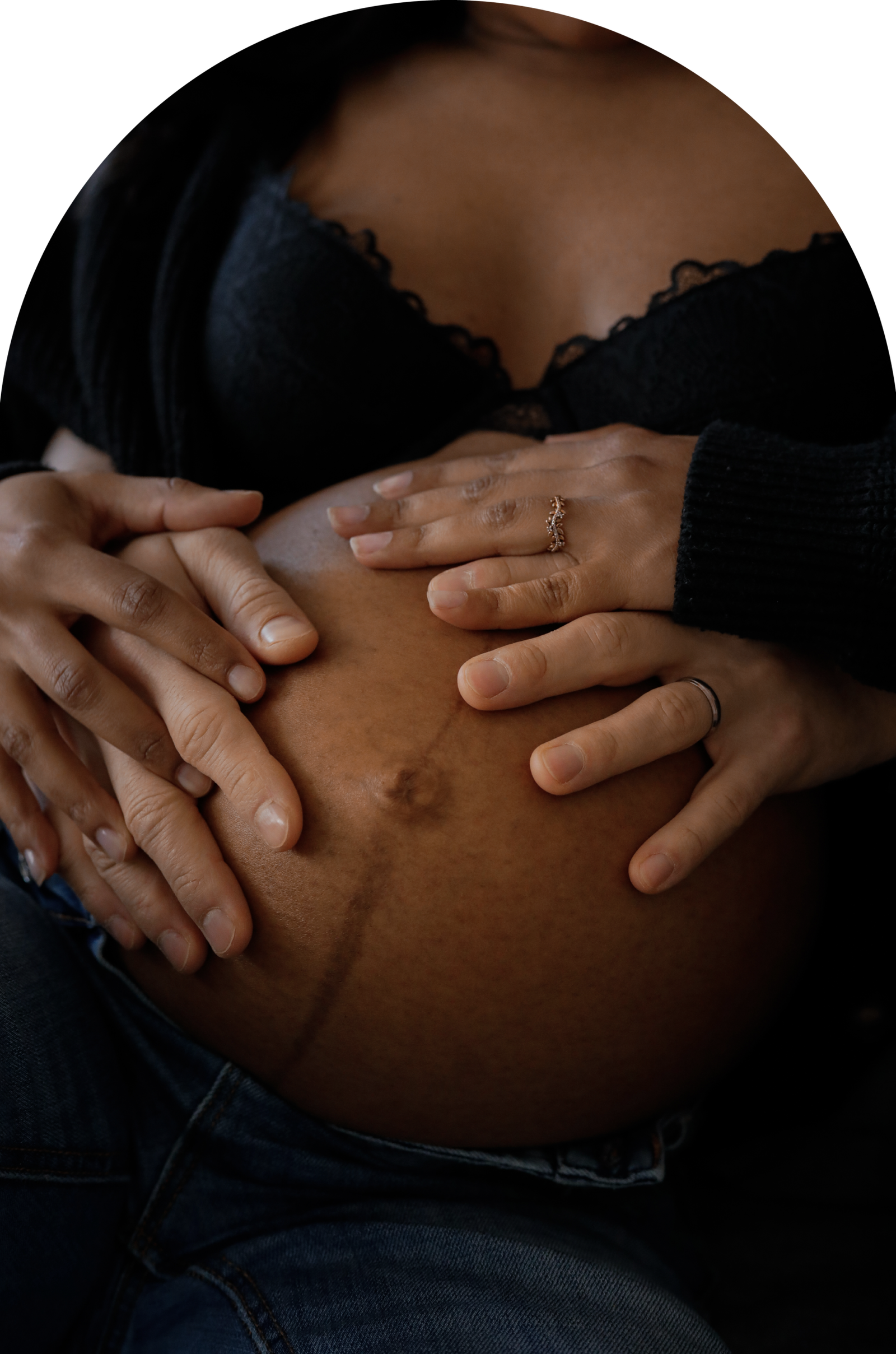 Une séance photo pour immortaliser votre grossesse en douceur. Les mains du futur papa posées sur votre ventre rond.