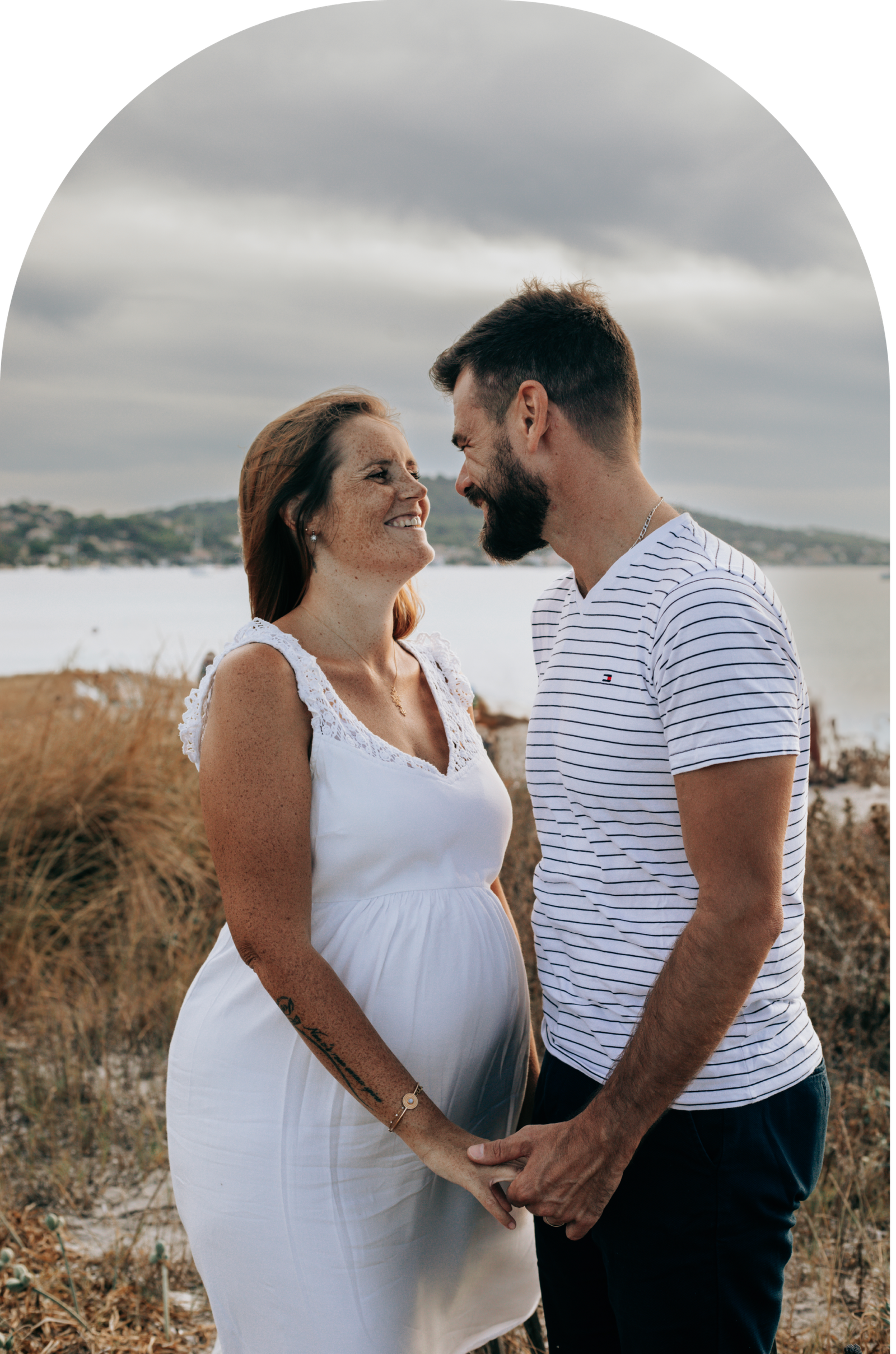Une séance grossesse pleine d'amour en bord de mer à Hyères. Un couple attend son premier enfant.