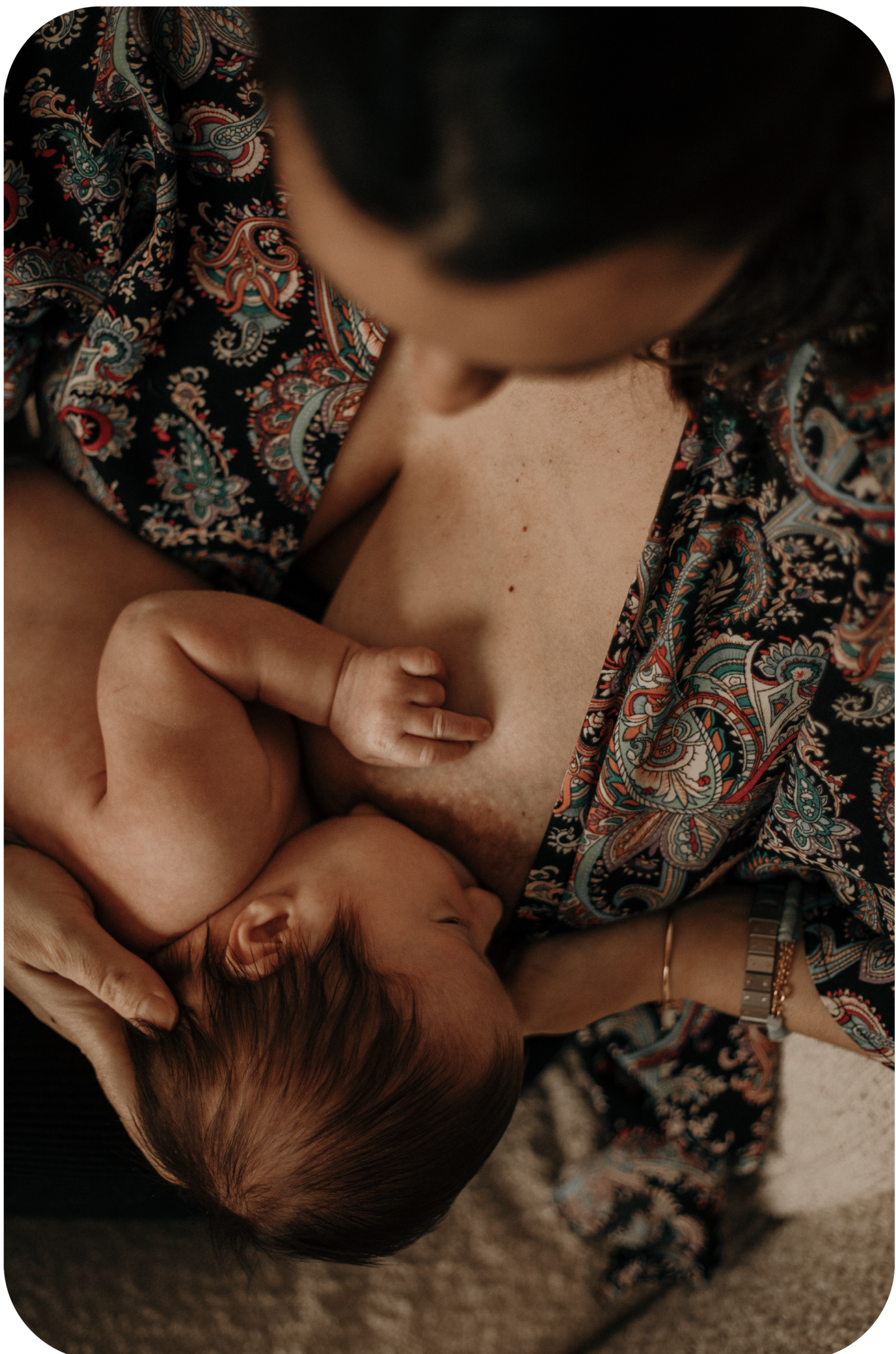 Une mère en train d'allaiter son fils de quelques semaines.