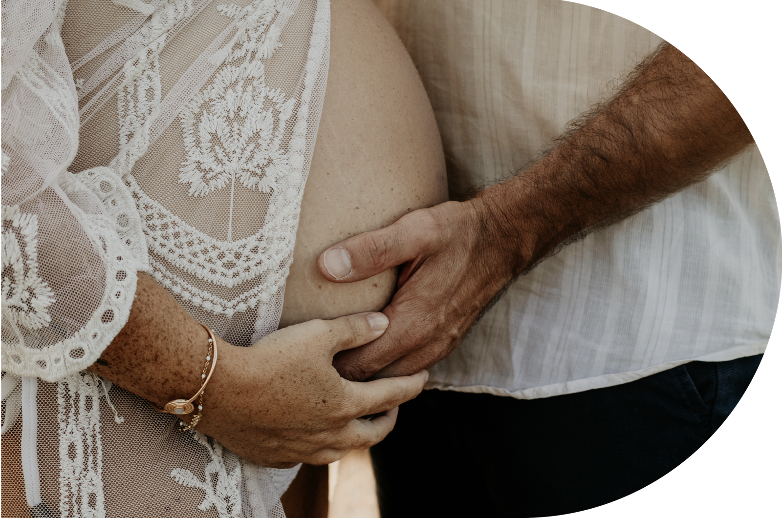 Un ventre rond, un couple qui va bientôt devenir parent. Une séance photo sur la plage au coucher du soleil.