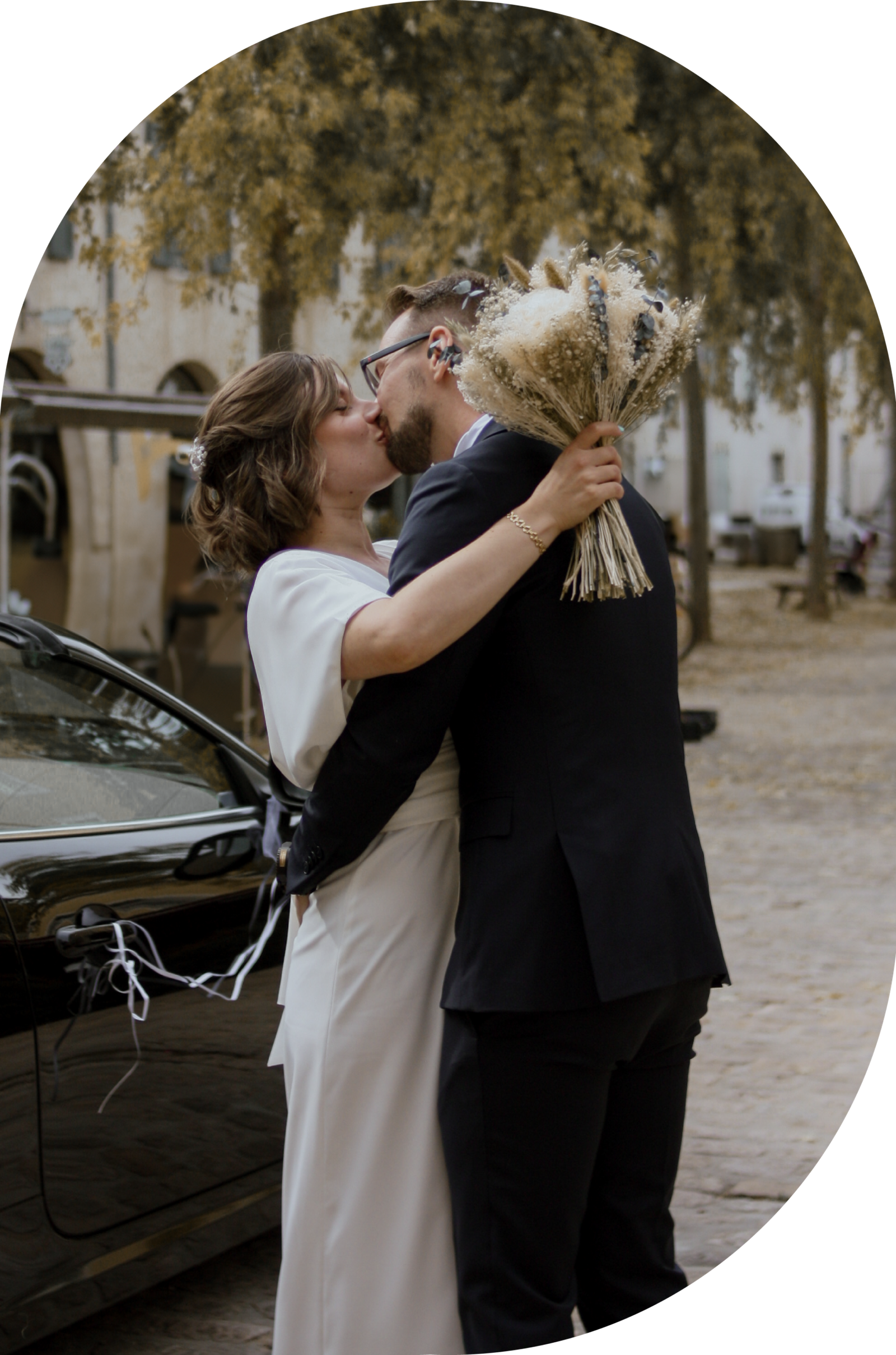 Un couple de marié se découvre devant la mairie, avant leur cérémonie civile. Un moment plein d'émotion, dans un village du Leburon.