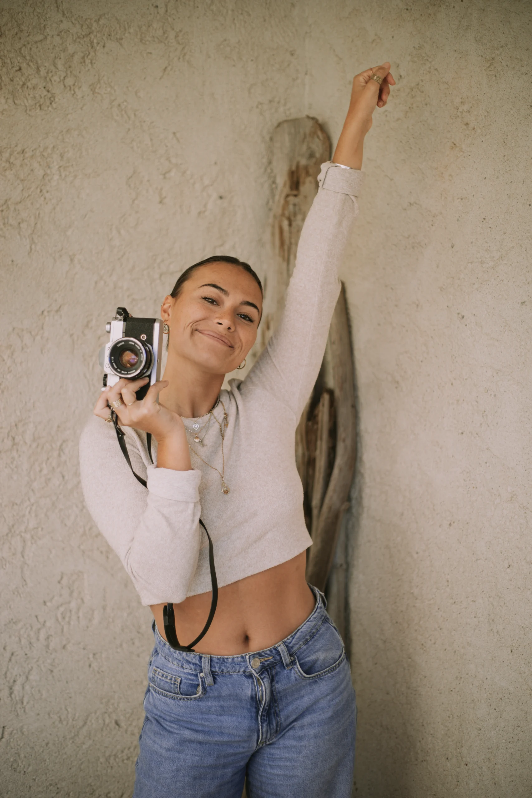 Nolwenn Biannic Photographe, debout d'un air assurée exprime sa volonté de créer une vraie relation client photographe.