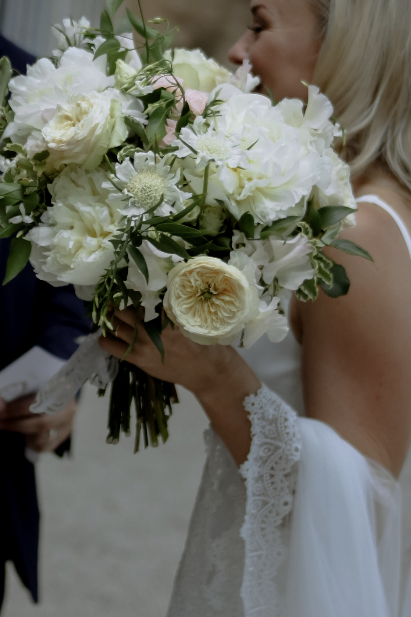 Un bouquet de mariée lumineux, capturé par Nolwenn Biannic, Photographe mariage Provence.