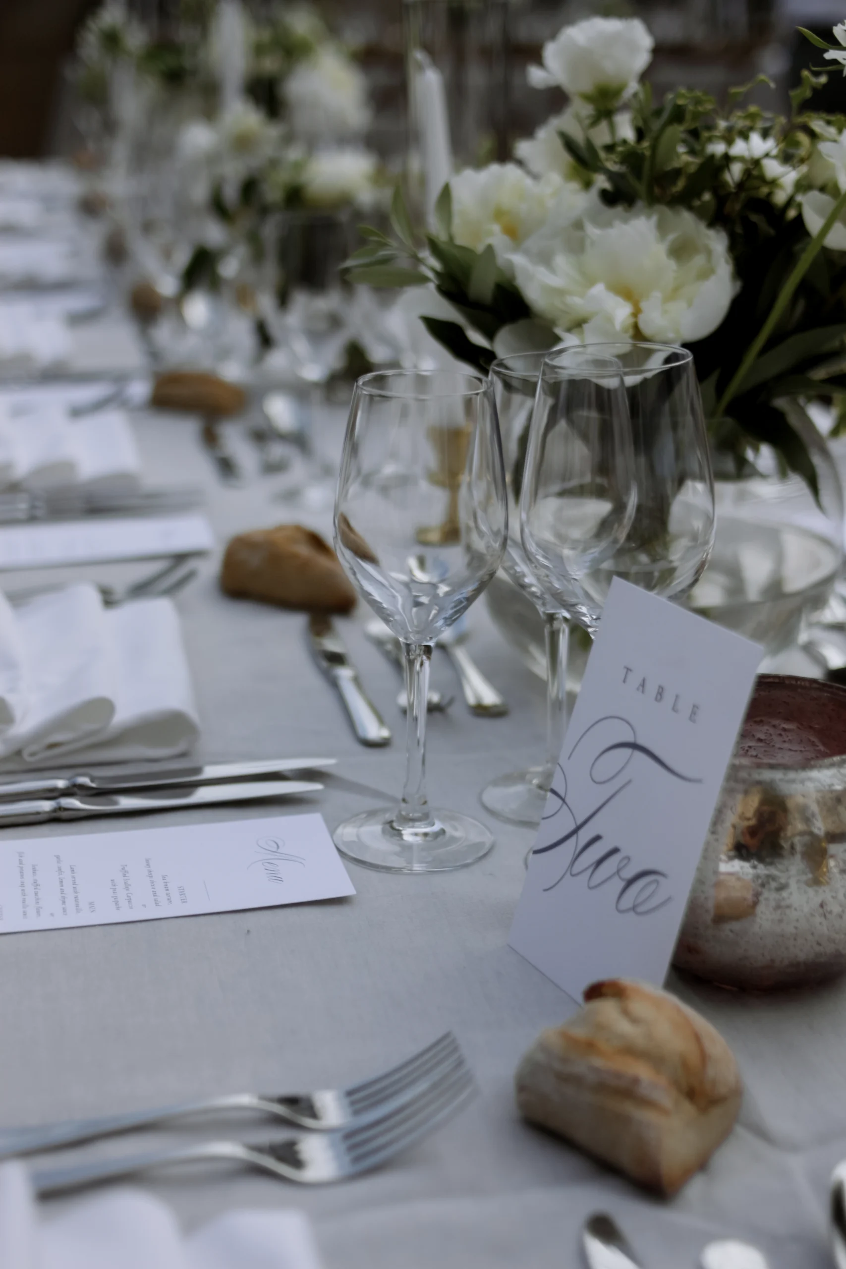 Décoration de table et papeterie d'un mariage en Provence Côte d'Azur. Une décoration blanche et lumineuse.