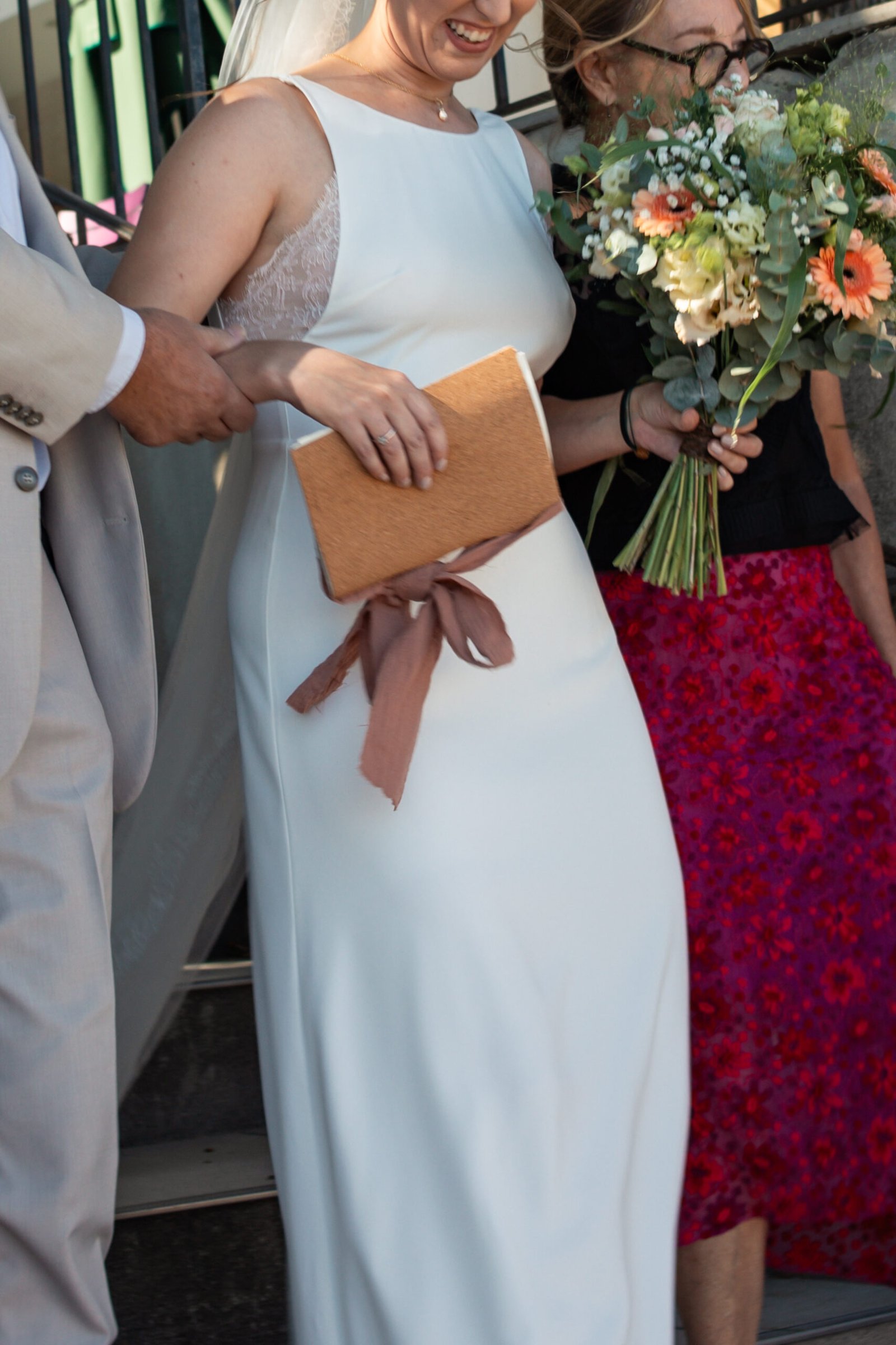 Une cérémonie laique ombragée pour un mariage en Provence.