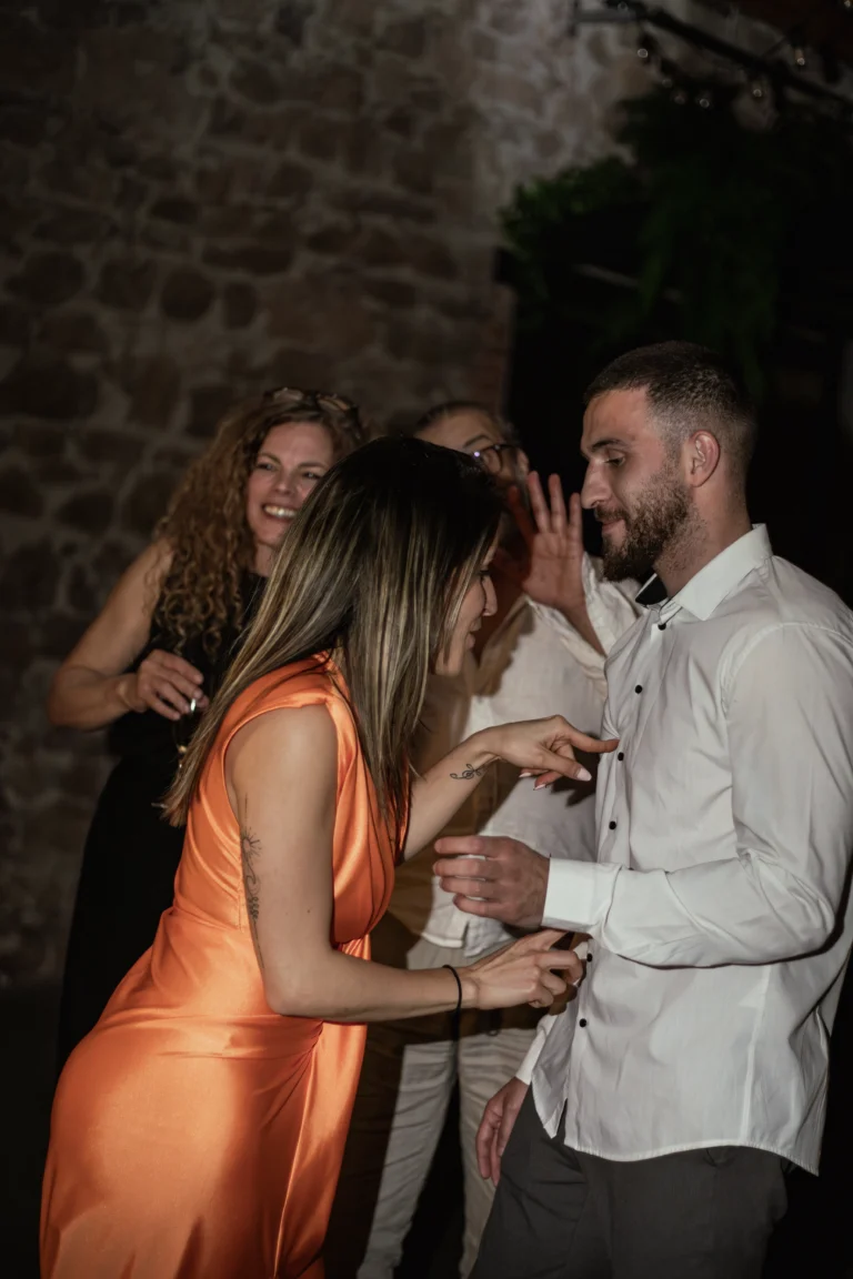 Un couple dansant ensemble lors d'une soirée de mariage. Photo prise au flash avec un rendu naturel, pour des photos de mariage en provence.
