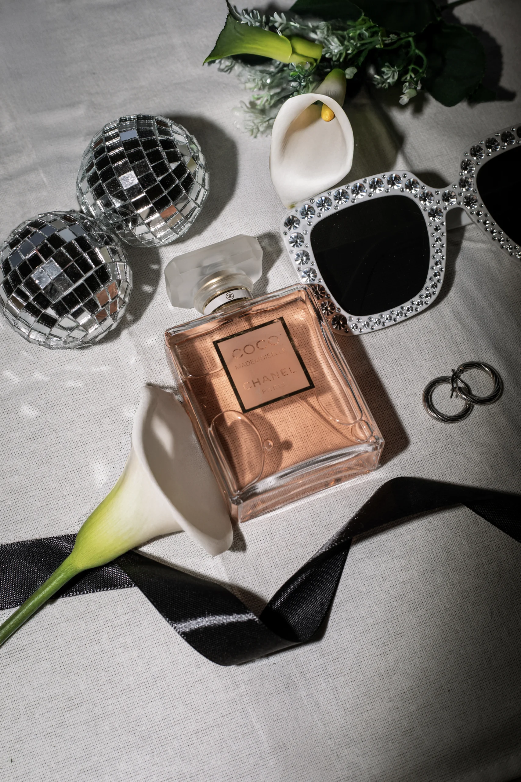 Flatlay élégant et disco d'un mariage en Provence.