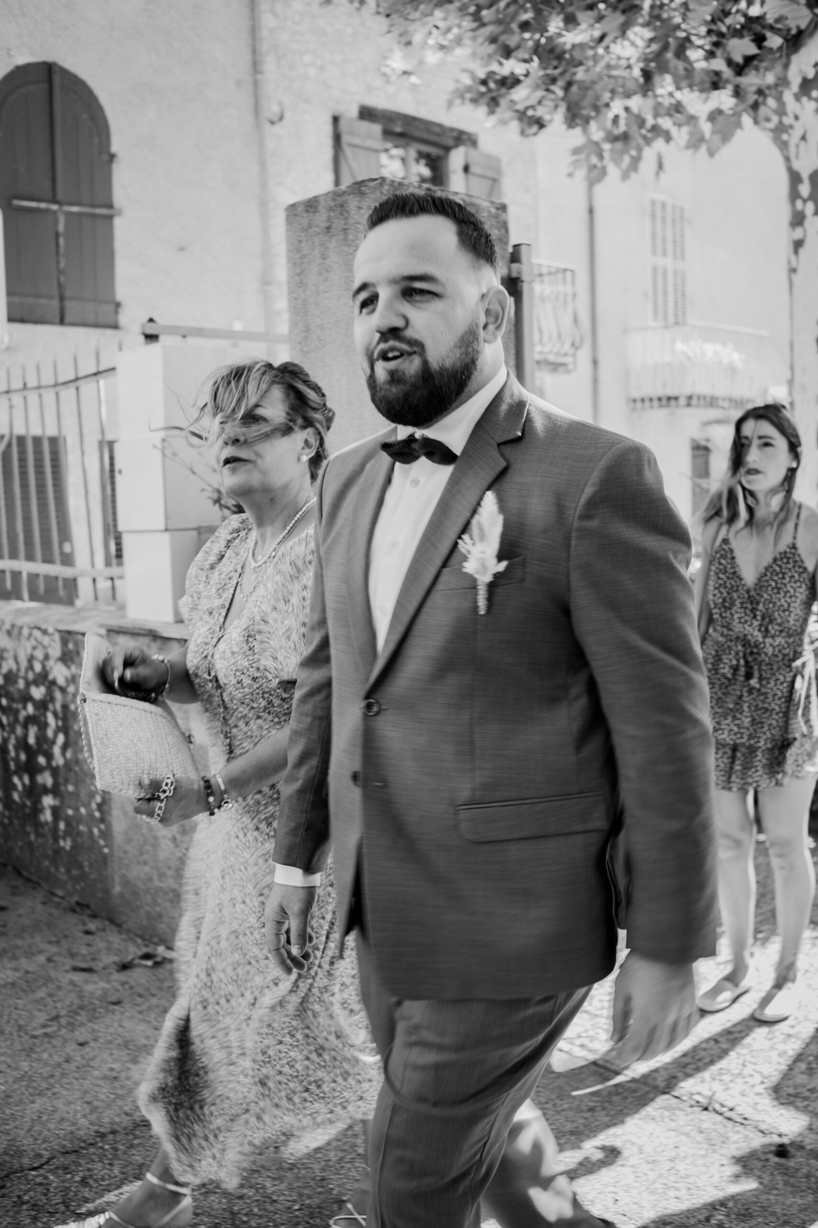 Un marié, se rendant dans son costume texturé à sa cérémonie civile lors de son mariage à Hyères.