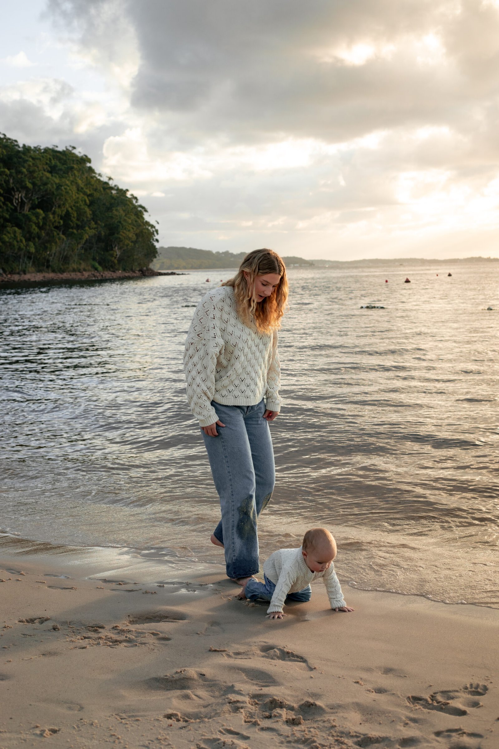 Une séance photo mère et fils au coucher du soleil sur la plage. Un moment intime, avec une approche lifestyle, pour des souvenirs intemporels.