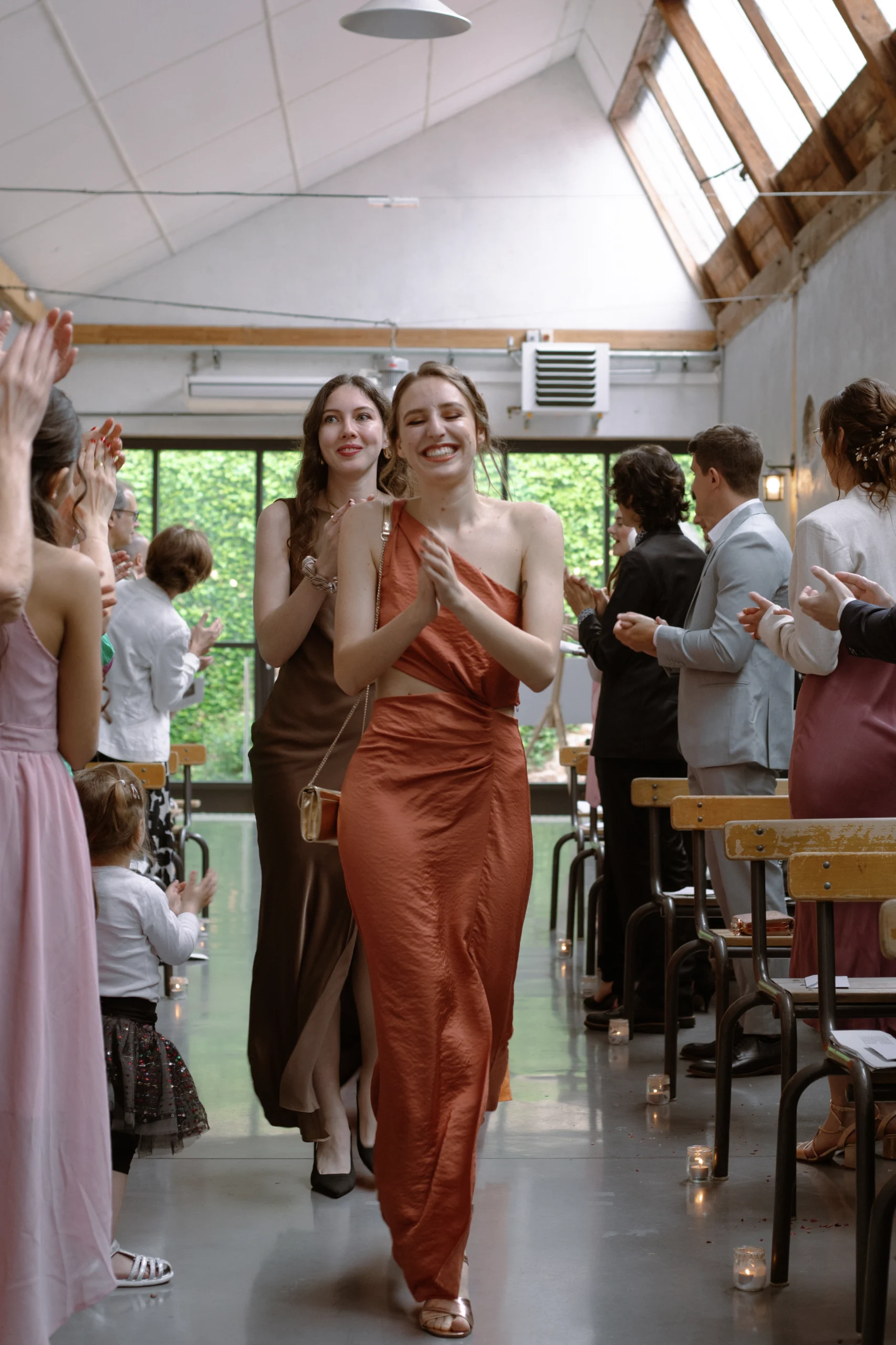Les demoiselles d'honneur font leur entrée dans l'allée de la cérémonie. Photo par Nolwenn Biannic, photographe mariage hyères.