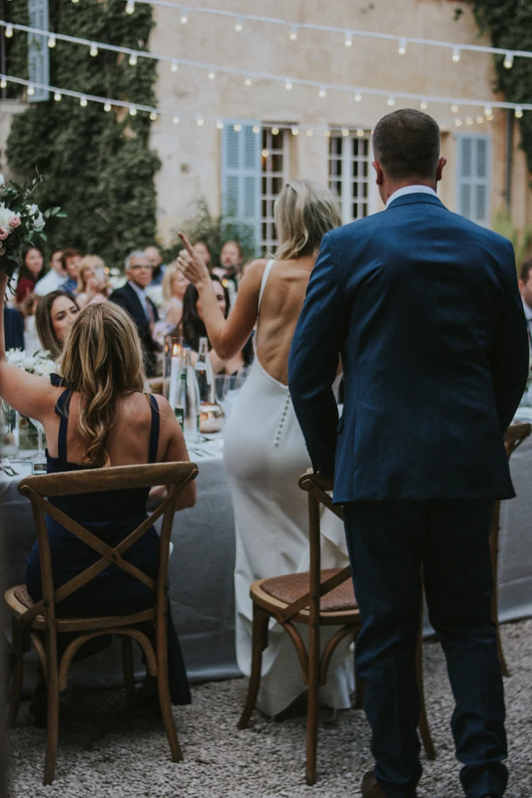 Un couple dansant à table, entouré de leur invités, lors de leur mariage à Hyères, en Provence