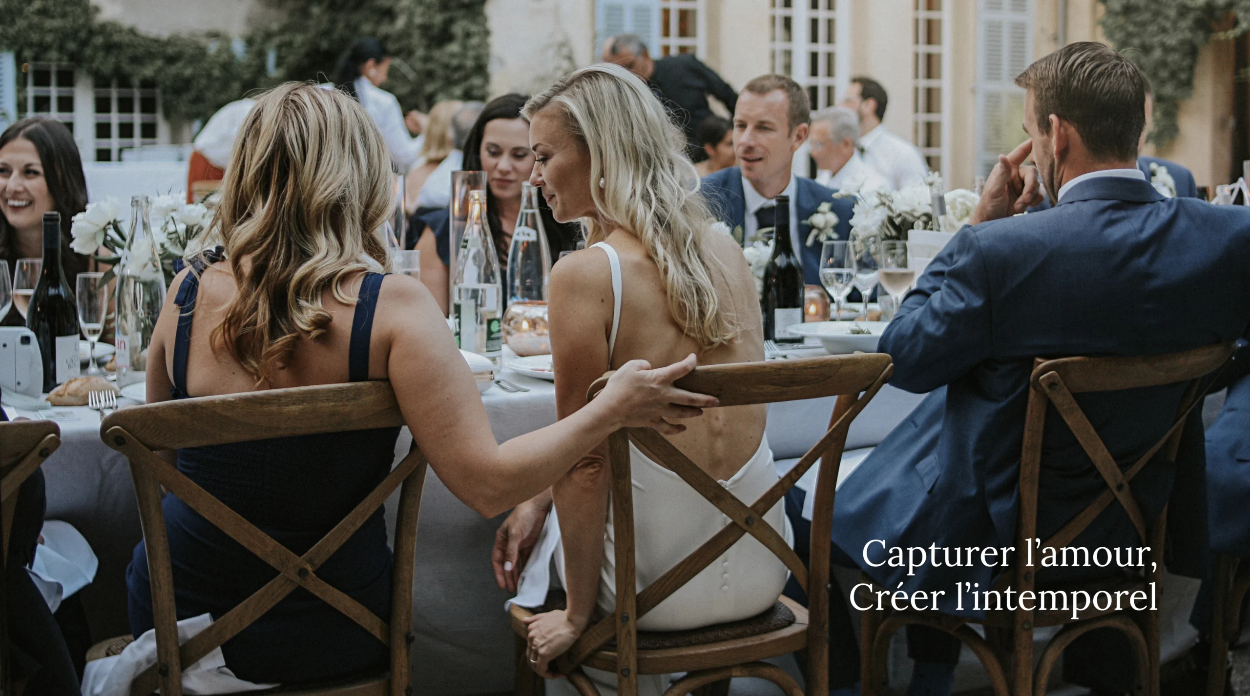 Photographe mariage provence, portraits et lifestyle, Nolwenn Biannic. Une mariée lors de son mariage en Provence, attablée aux côtés de son mari.