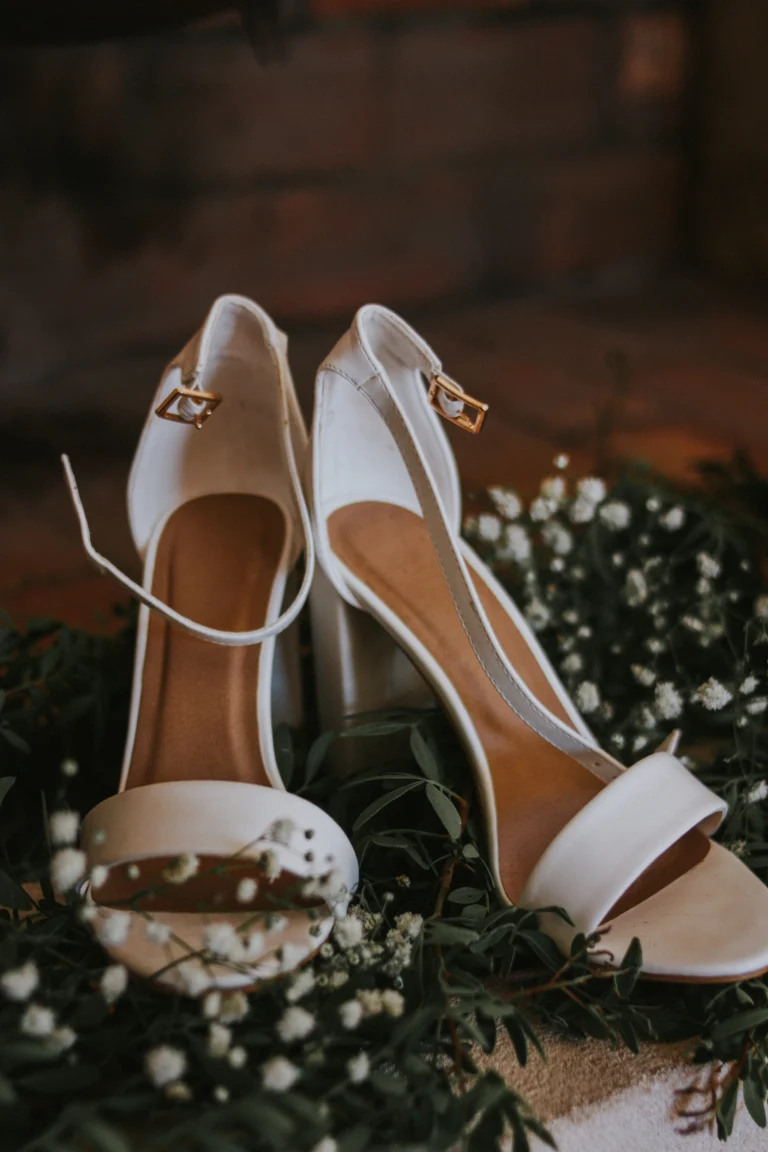 Les chaussures de la mariée immortalisée par Nolwenn Biannic, photographe de mariage à Hyères.