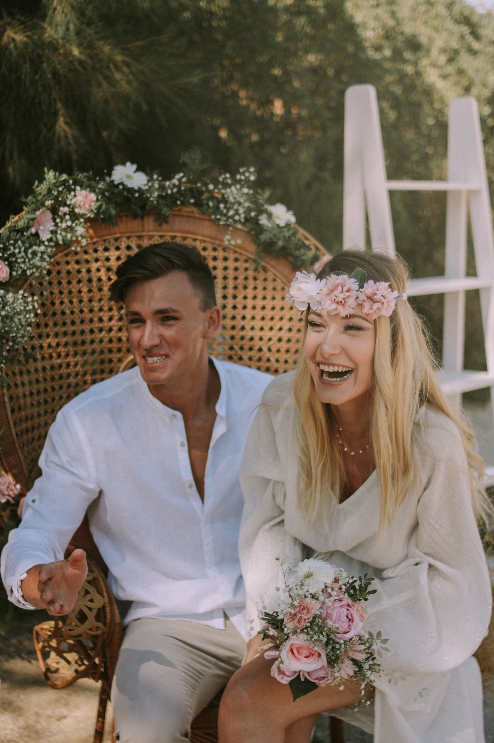 Un couple lors de leur cérémonie de mariage à Hyères, riant aux éclats lors du discours de leur témoin.