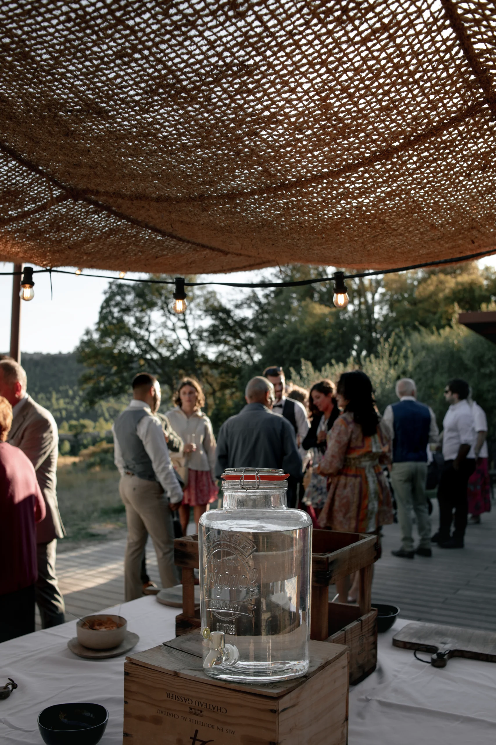 Un cocktail de mariage sous les olivier et le soleil de Provence.