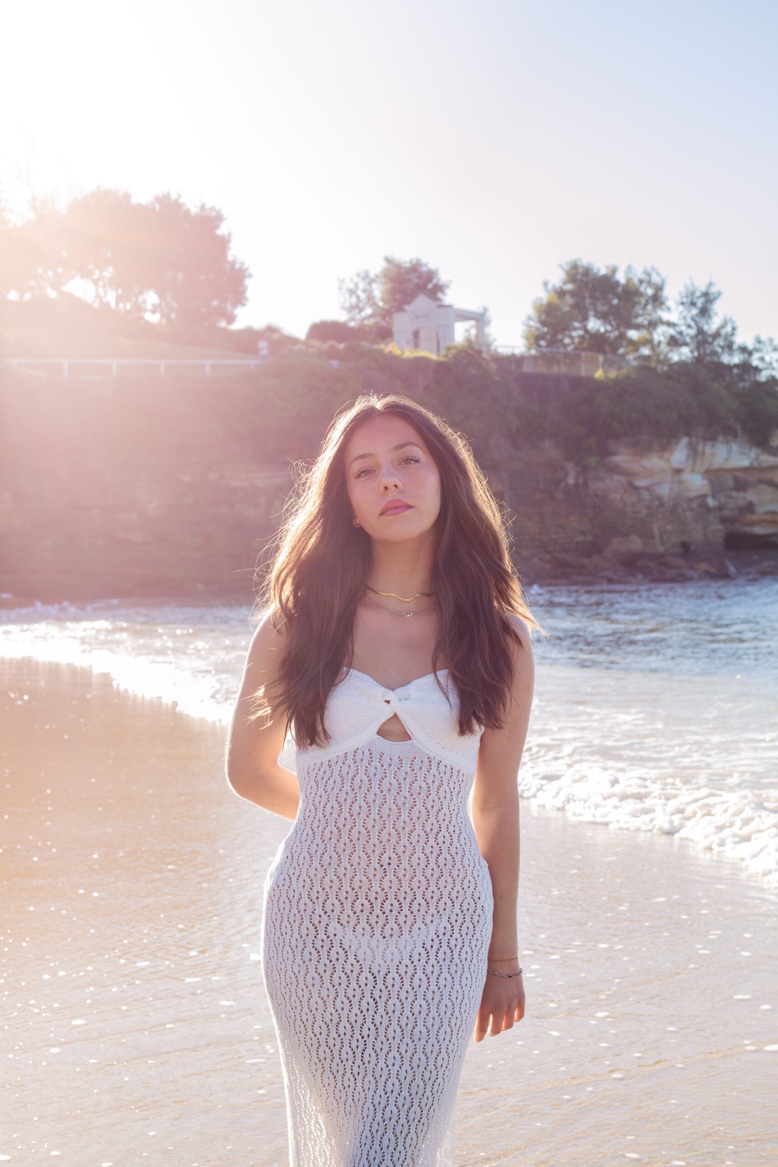 Une séance photo en bord de mer, au lever du soleil, pour reprendre confiance en soi.