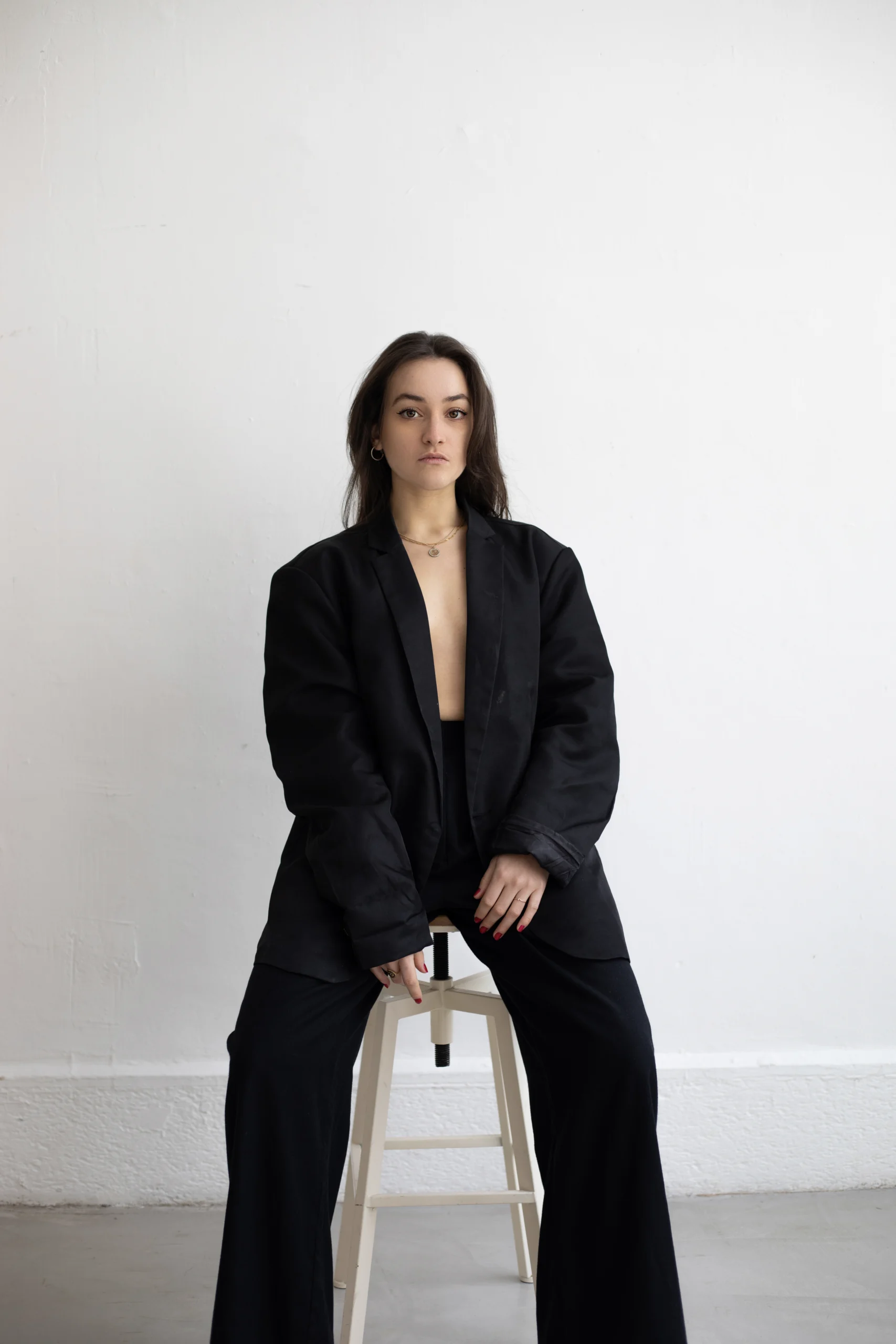 Une séance photo pour femme en intérieur. Un espace cosy et bienveillant pour reprendre confiance en soi.