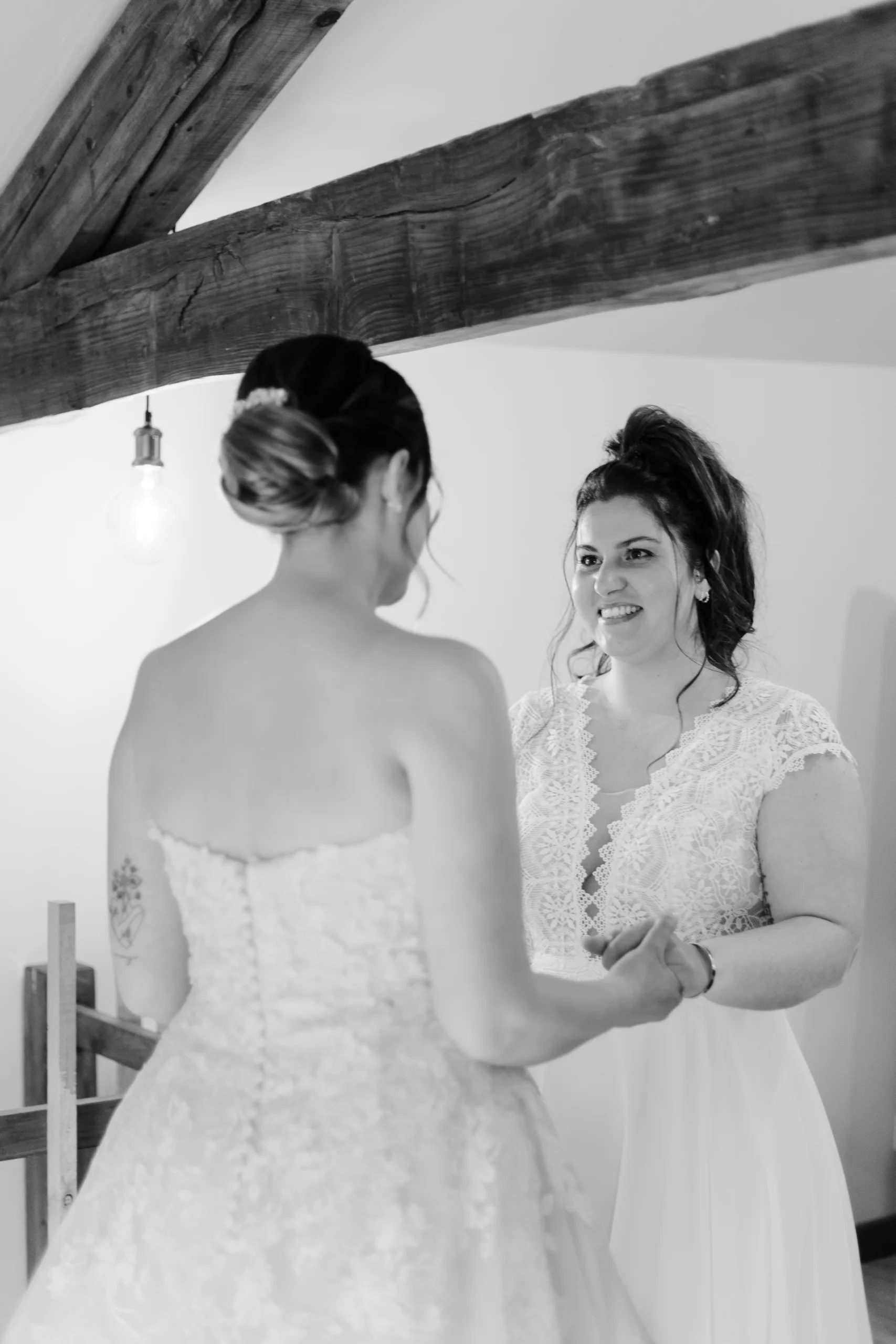 Un first look en intérieur, lors d'un mariage pluvieux en Provence.