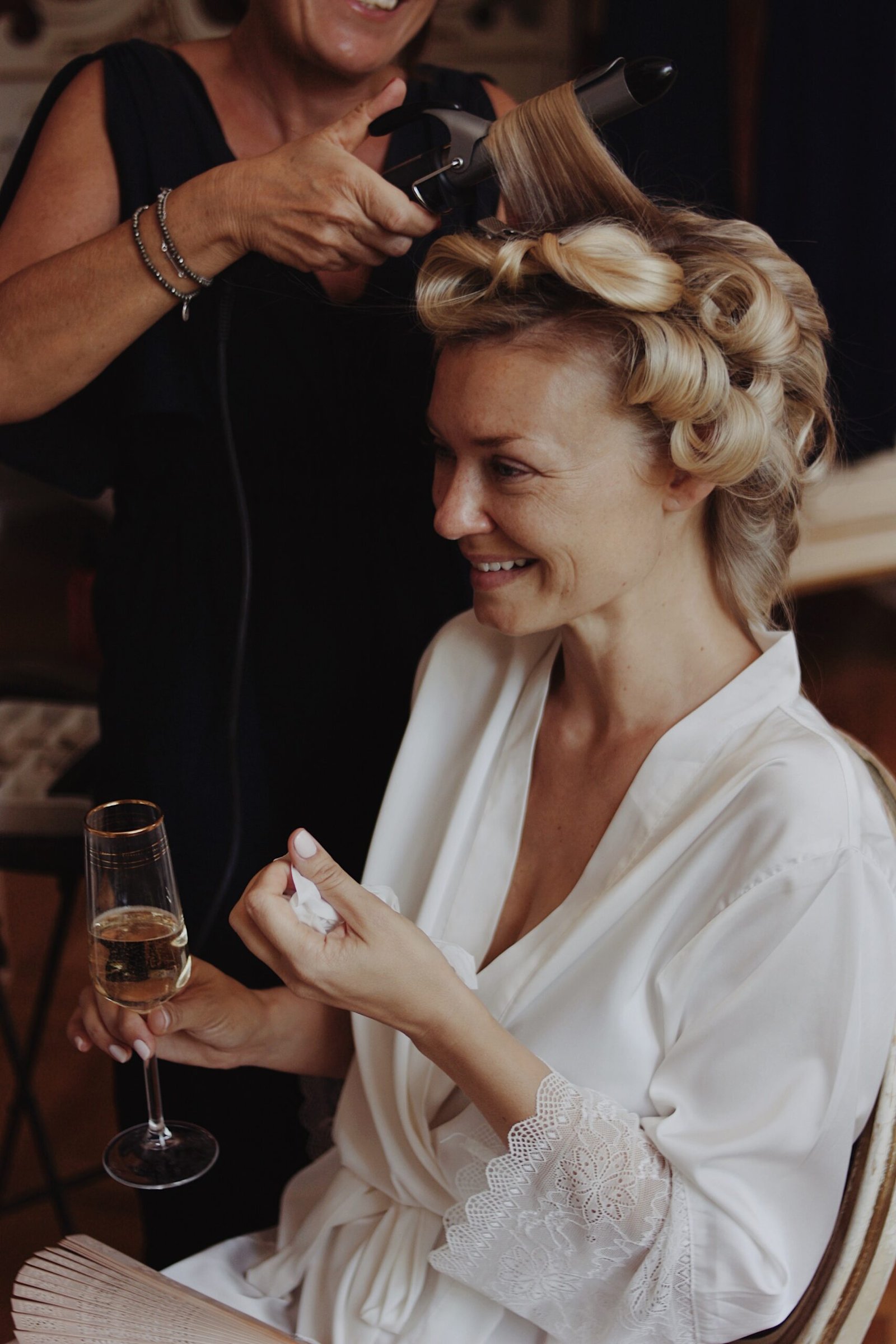 Une mariée souriant lors de ses préparatifs pour son mariage en Provence.