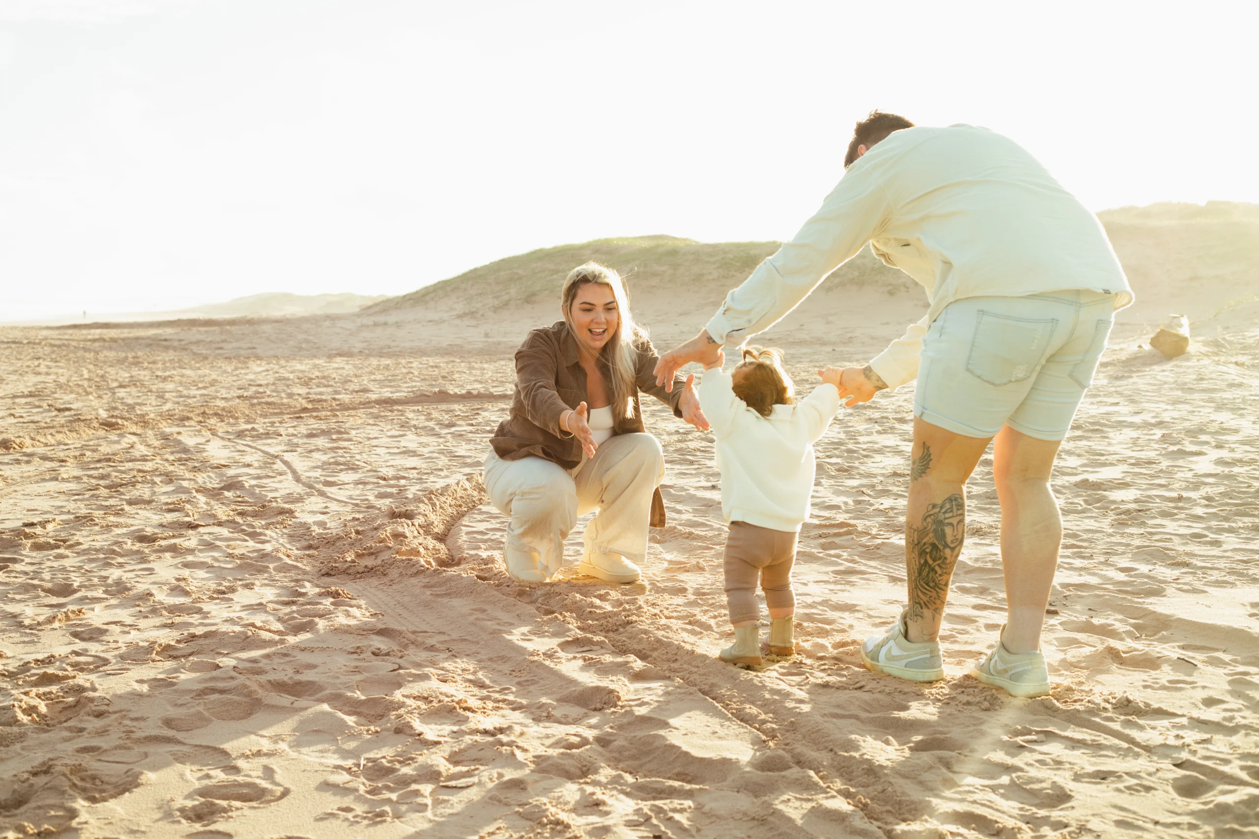 Une séance photo documentaire avec une famille, au coucher du soleil à Hyères.