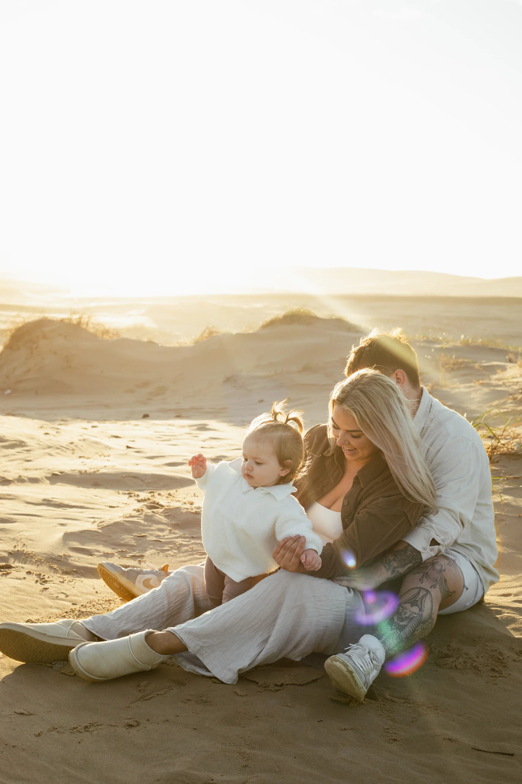 Une séance photo en famille à Hyères, sur la plage, au coucher du soleil.