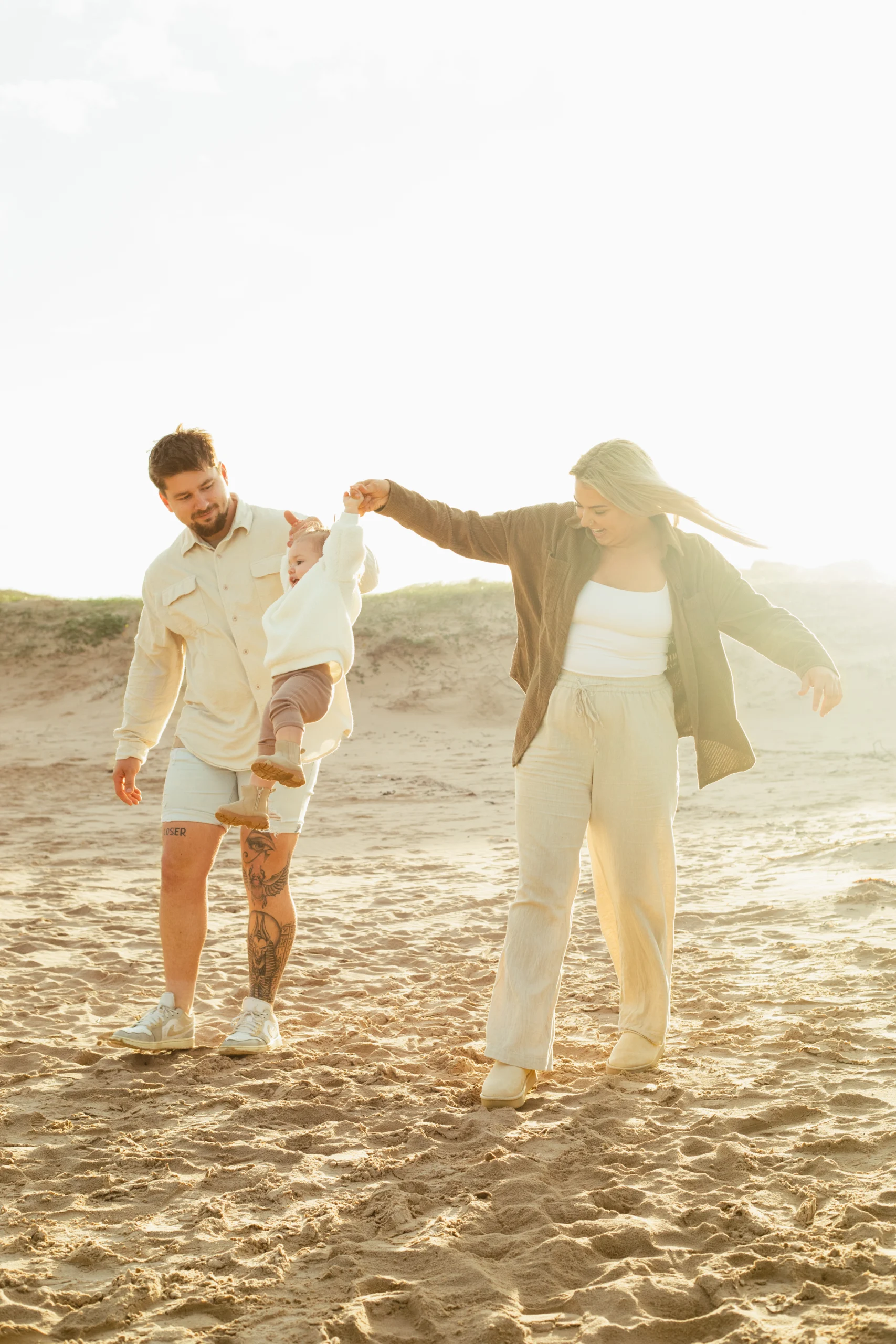 Une petite fille s'amusant sur la plage avec ses parents, lors d'une séance photo famille documentaire à hyères.