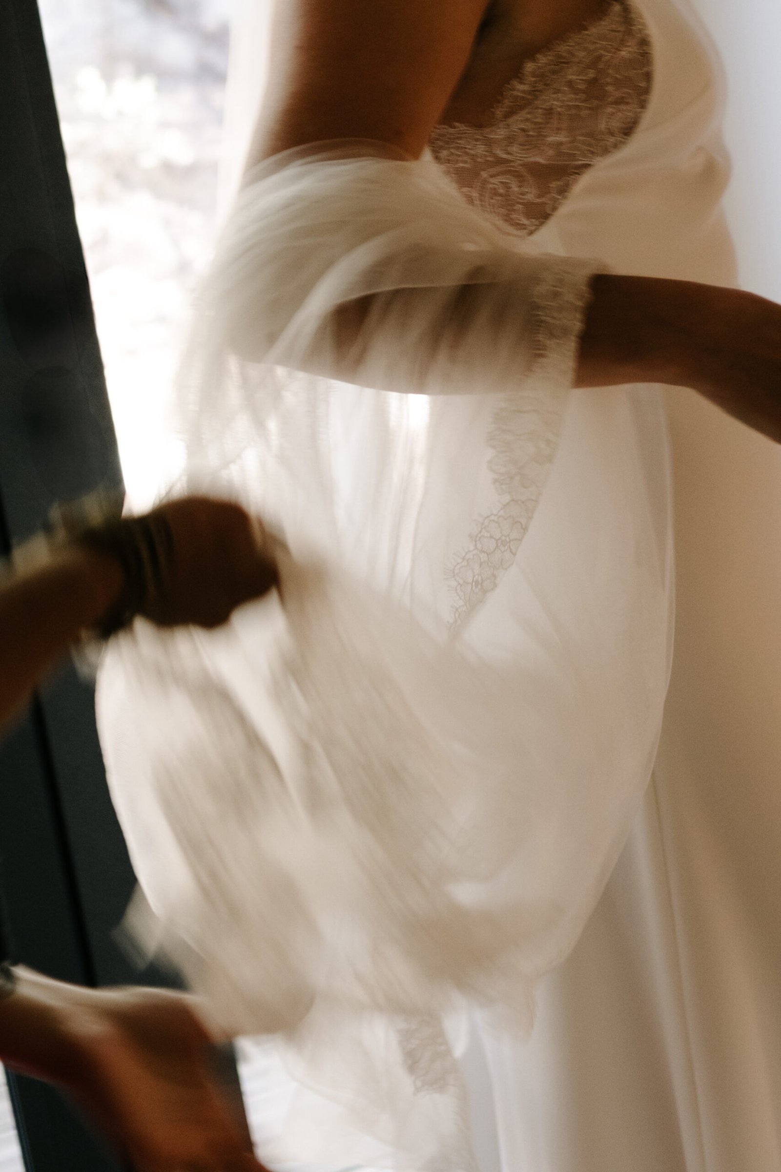 Une mariée se prépare pour son grand jour, lors de son mariage en Provence au Relais de St Ser.