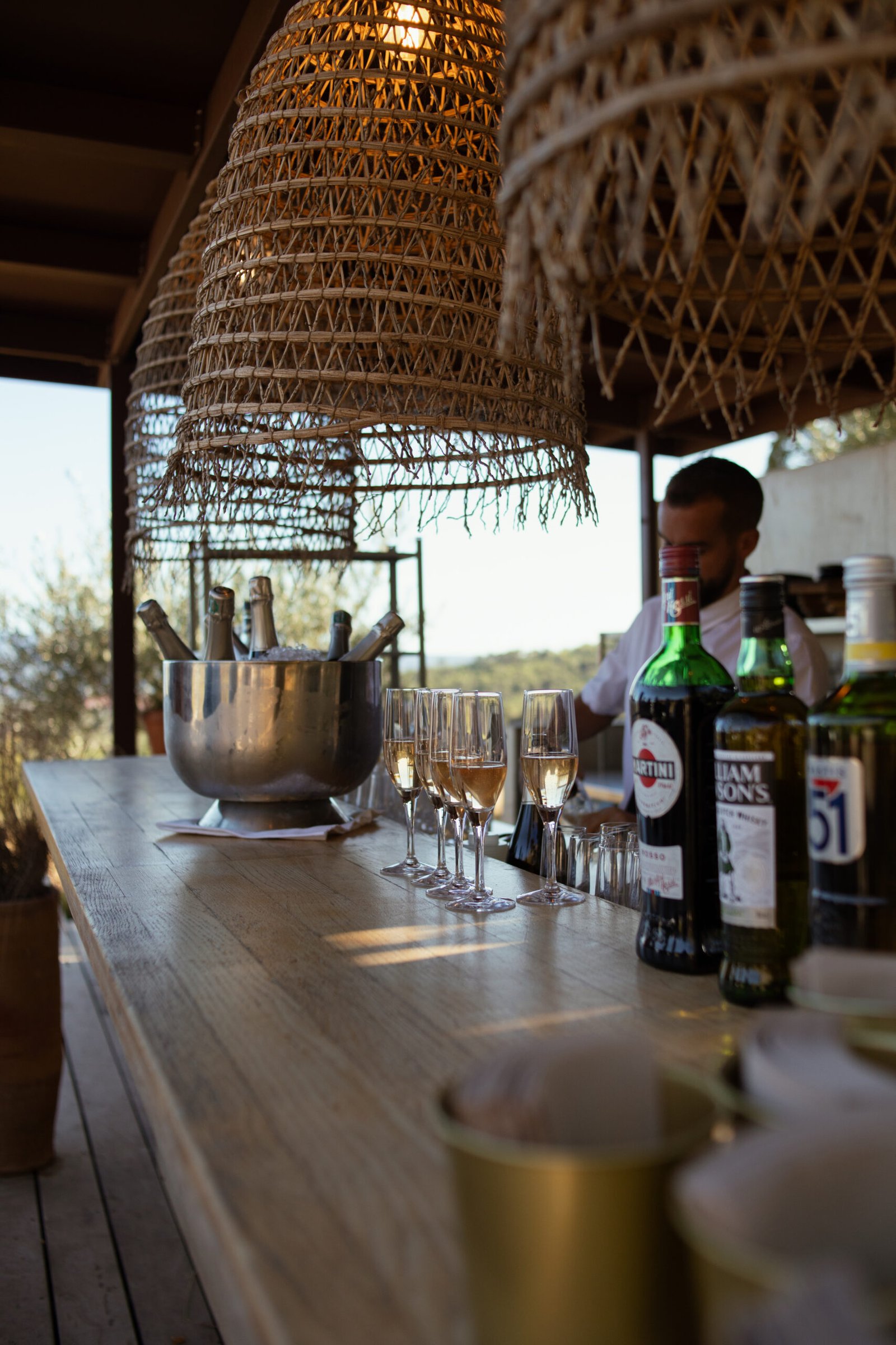 Photo d'ambiance lors d'un mariage en Provence. Gros plan sur le bar extérieur du Relais de St Ser à Puyloubier, espace idéal pour le cocktail.