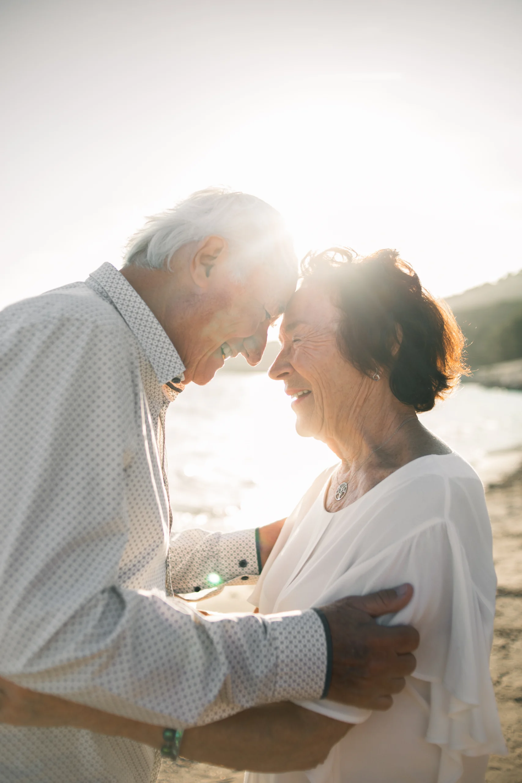Un couple, front contre front devant un magnifique coucher du soleil dans le Var. Une séance photo de couple à Hyères.