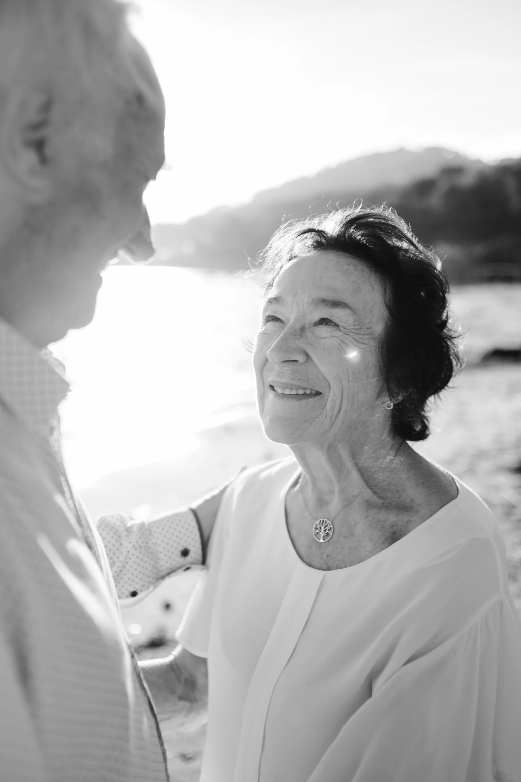 Photo en noir et blanc d'une femme, regardant amoureusement son mari. Photo prise lors d'une séance photo de couple à Hyères.