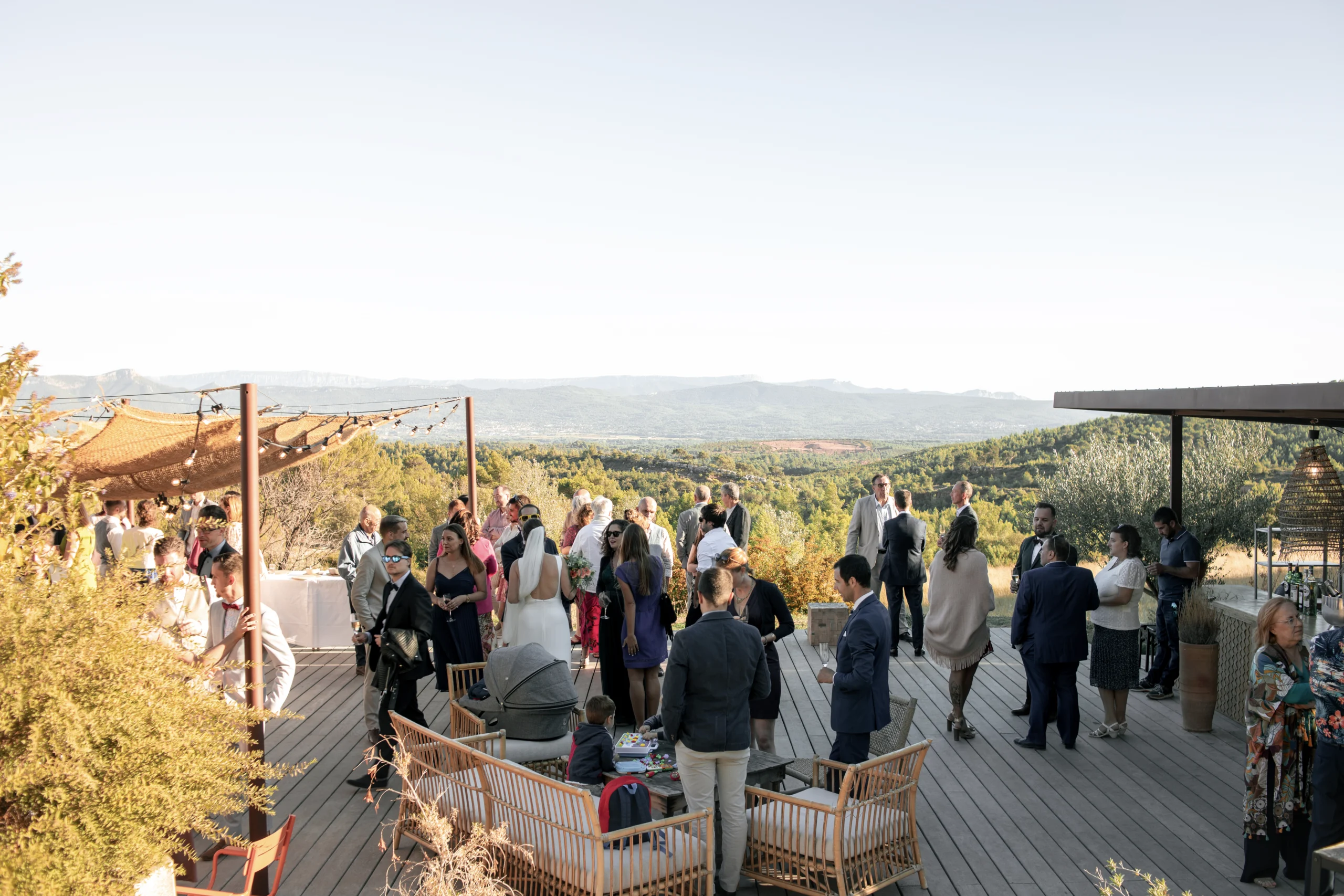 Un cocktail dans les collines provançales, lors d'un mariage au Relais de St Ser.