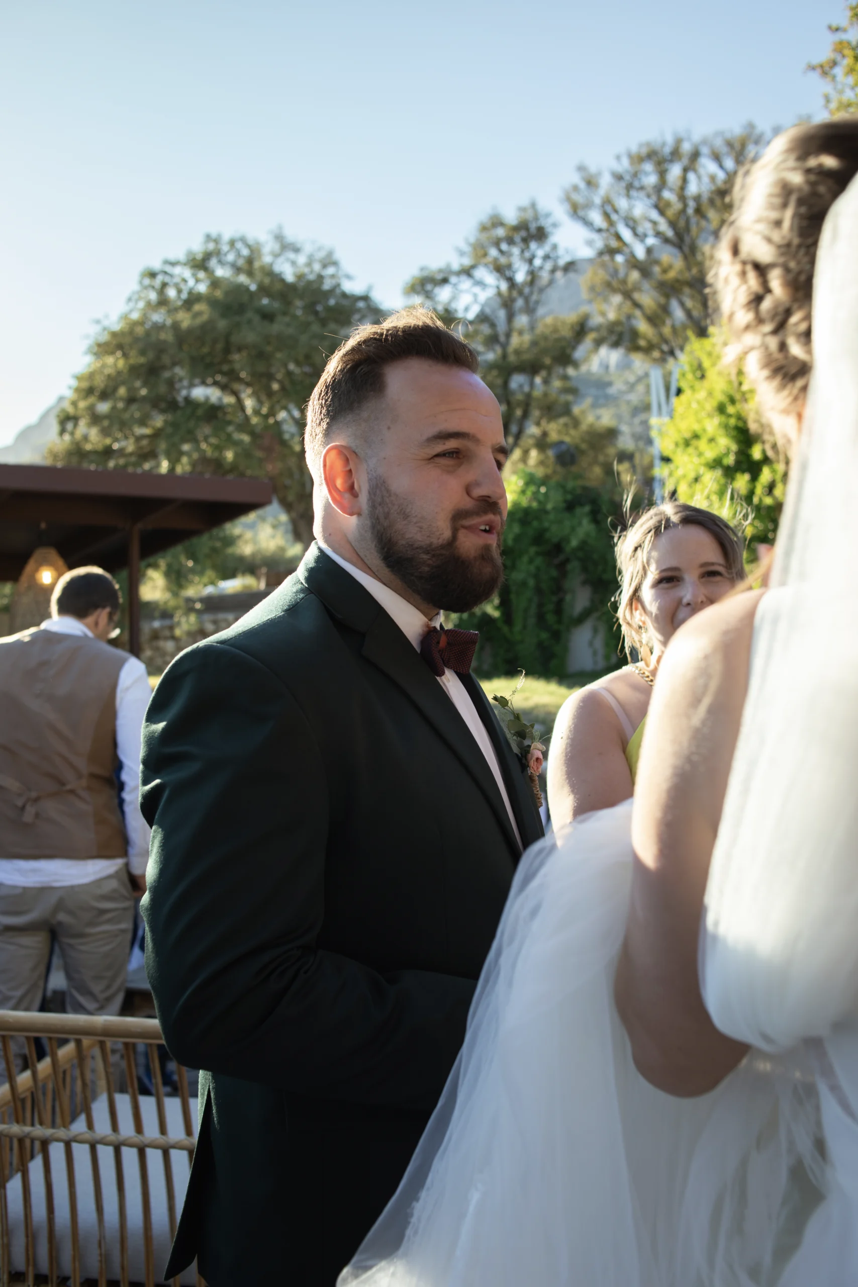 Les mariés profitant de leurs invités lors de leur cocktail en extérieur au Relais de St Ser à Puyloubier.
