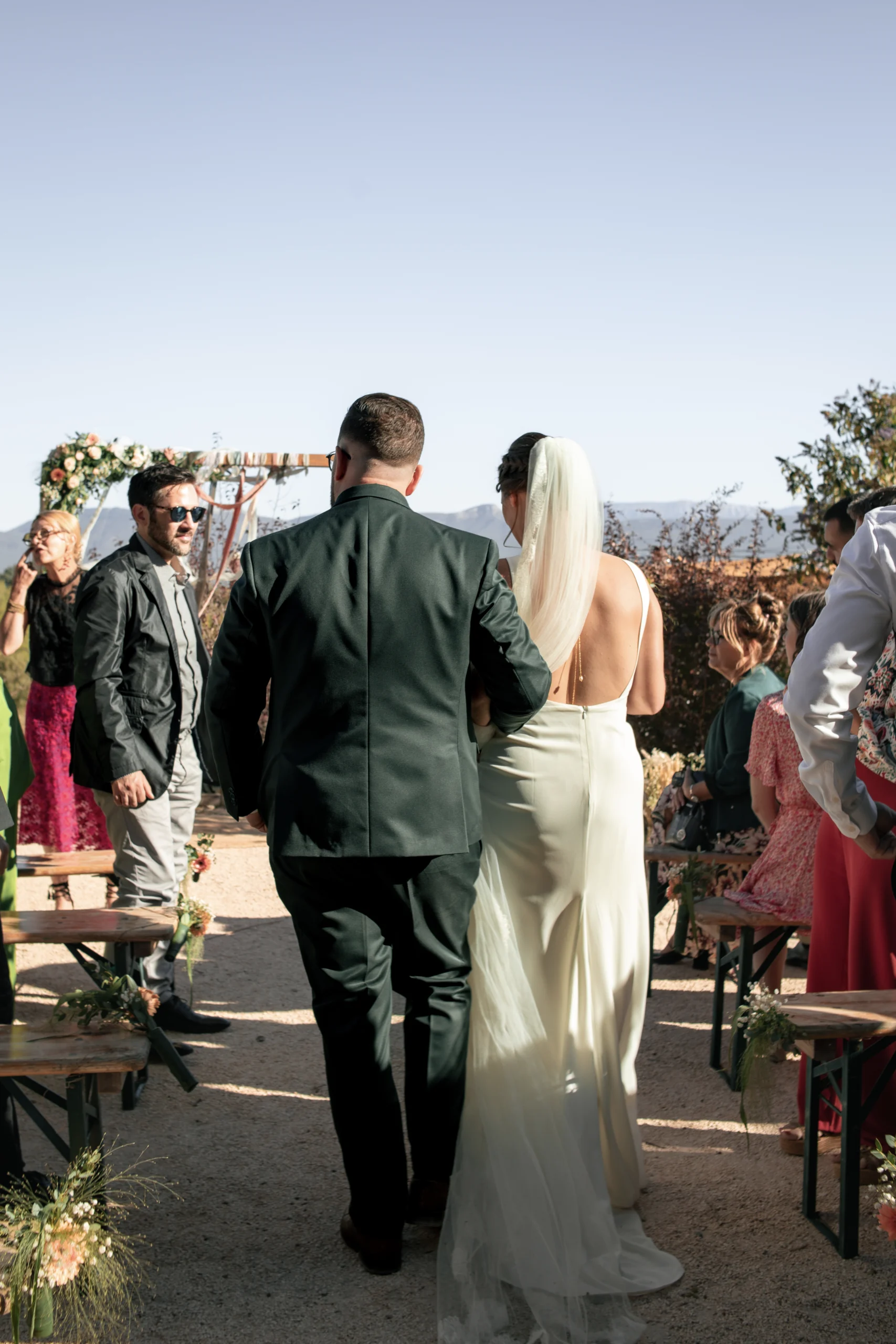 Les mariés remerciant leurs invités leur de leur cocktail de mariage en Provence.