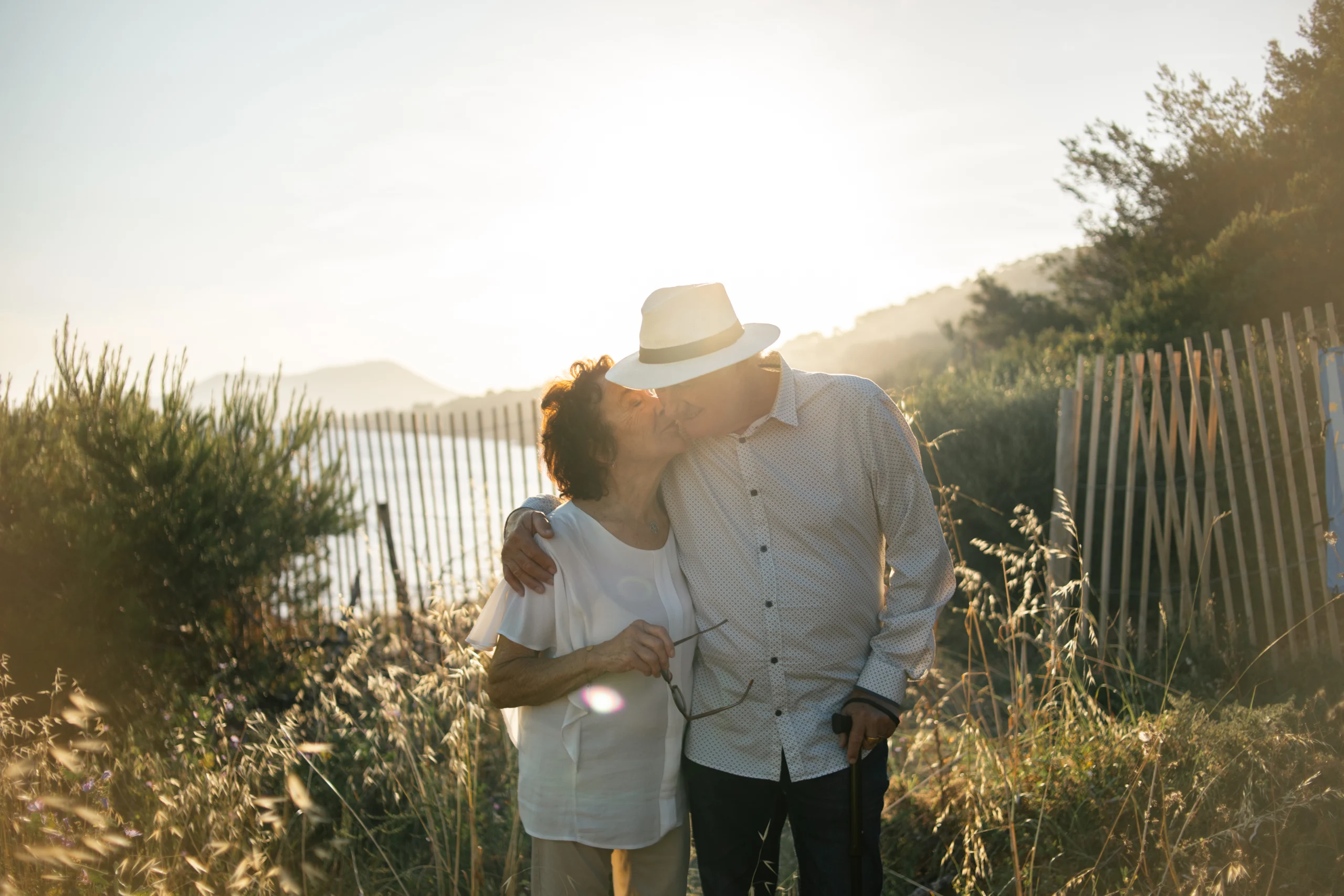 Un couple âgé a choisit d'immortaliser leur amour sur une plage de Hyères, dans le Var, au coucher du soleil.