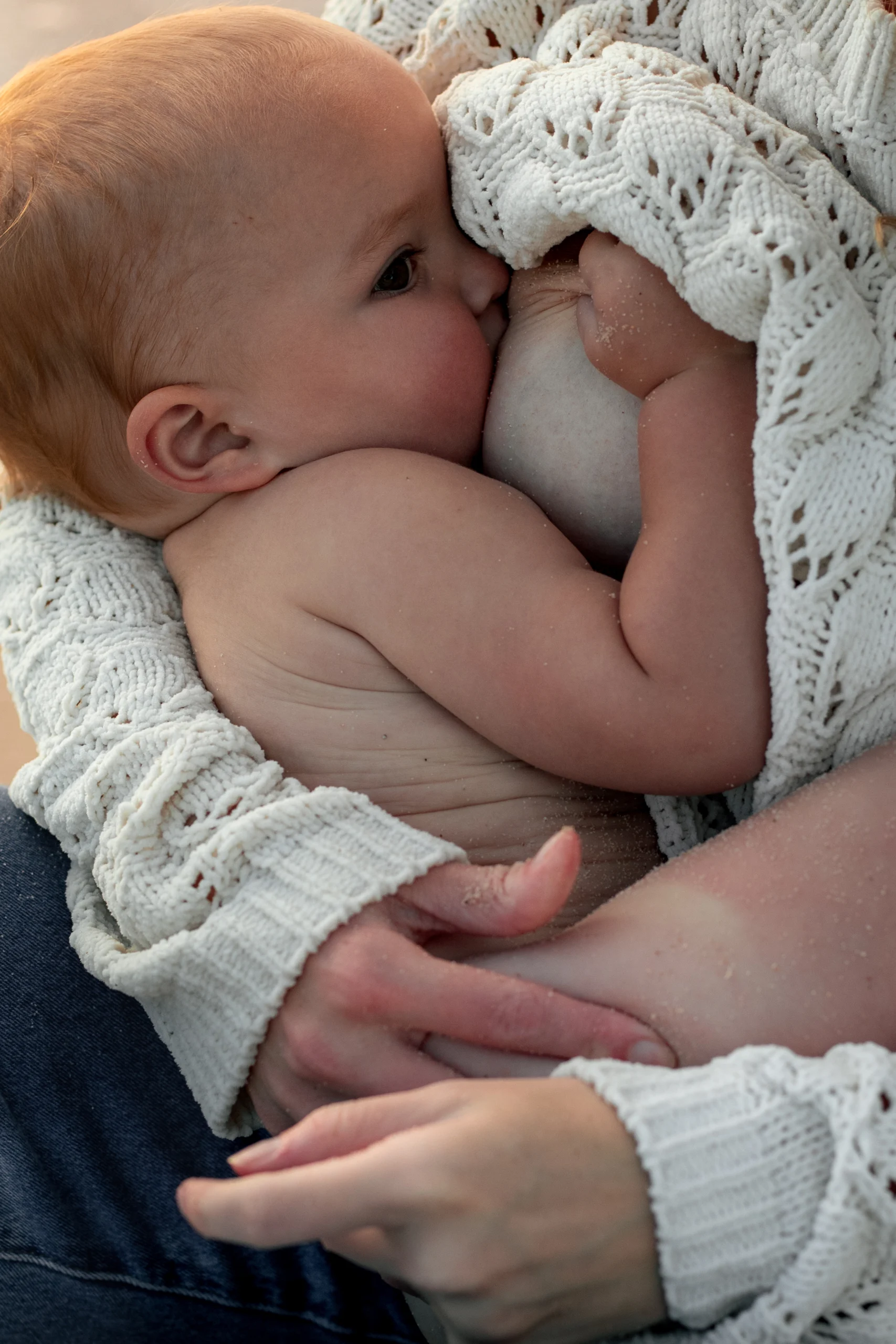 Un bébé tète le sein de sa mère. Un moment rempli d'amour et une photo douce et tendre.