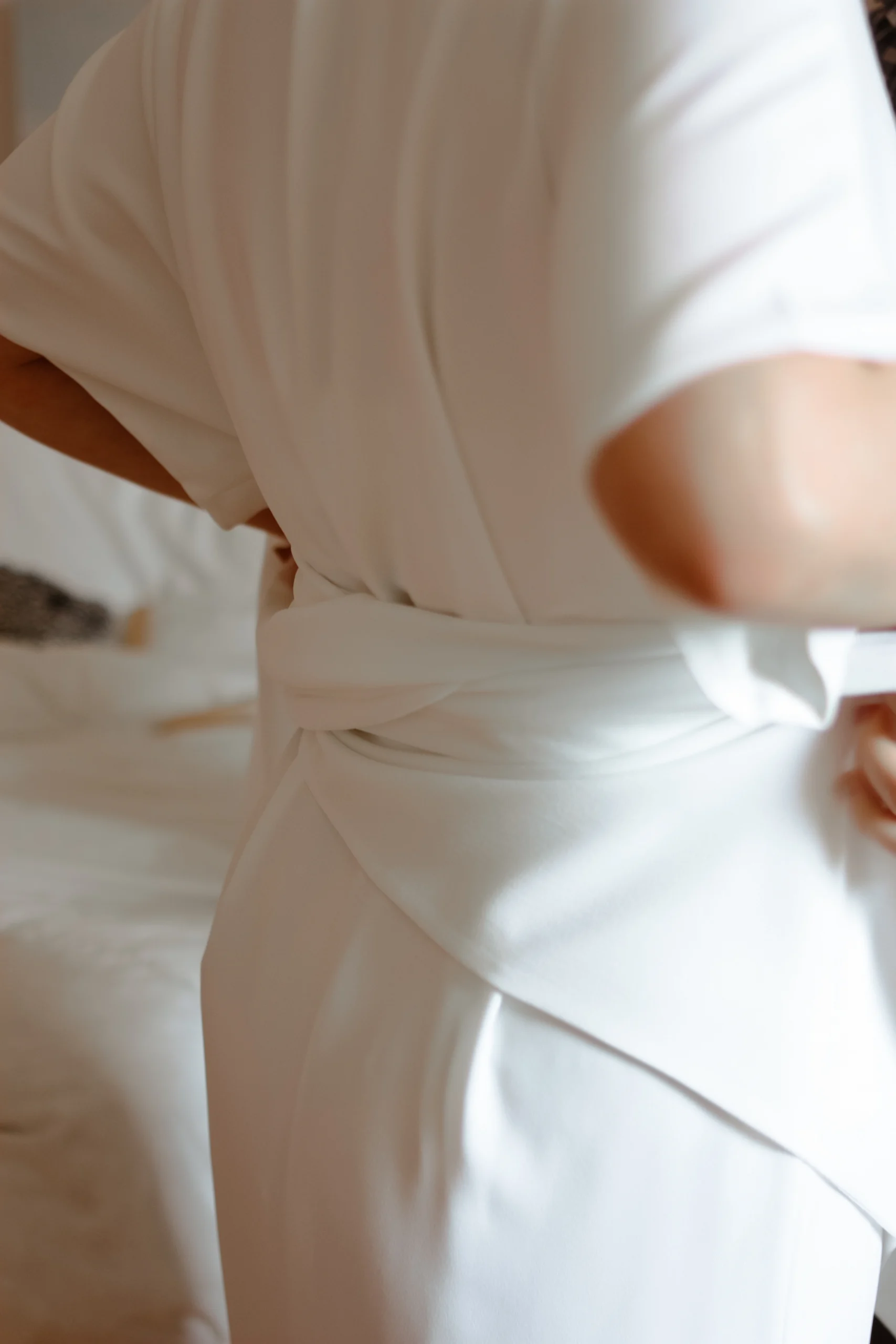 Une robe de mariée, nouée d'un noeud élégant au dos.