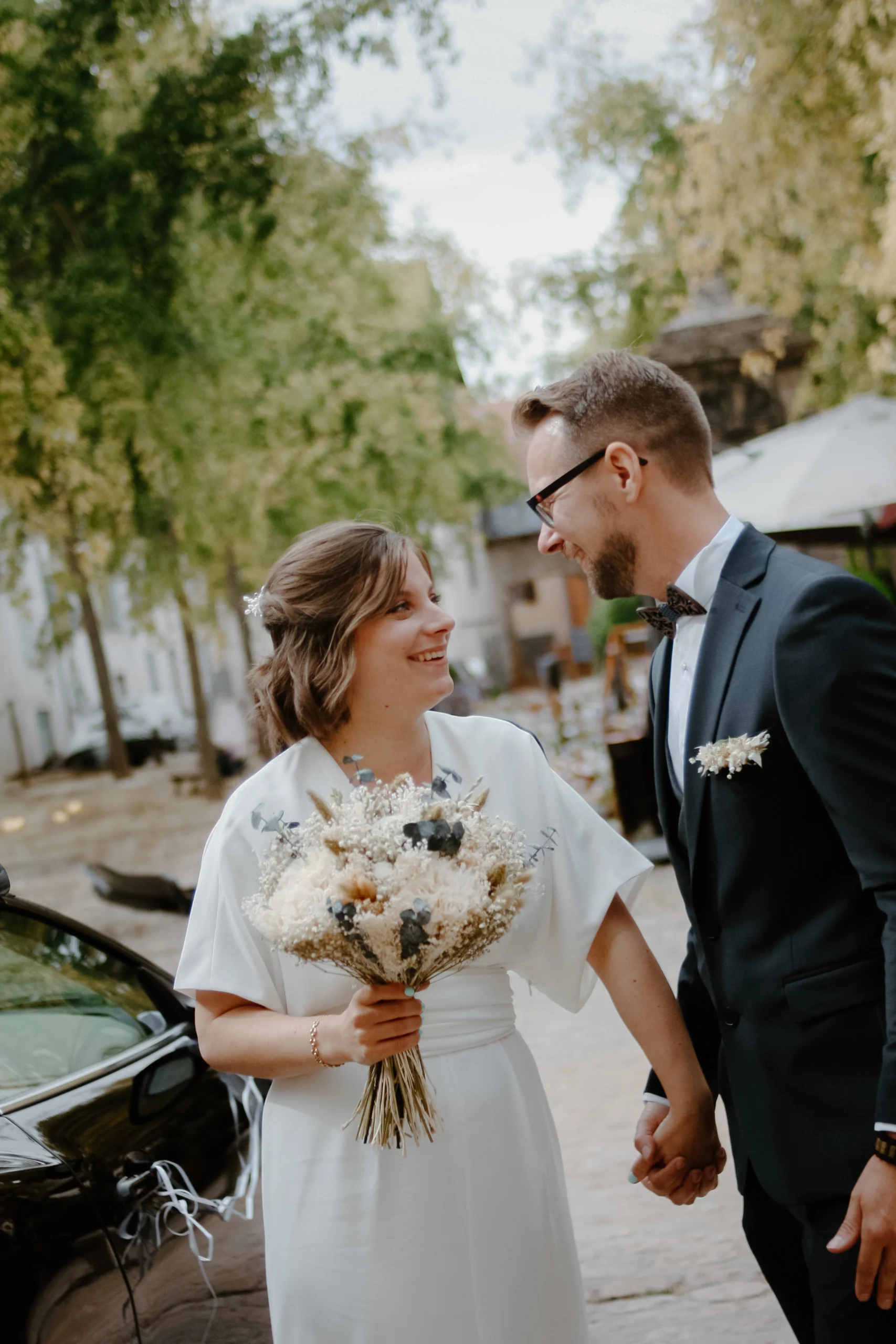 Deux mariés, dans leurs tenues de mariage civil, se découvre devant la mairie d'une village provençal et s'apprête à se dire oui.