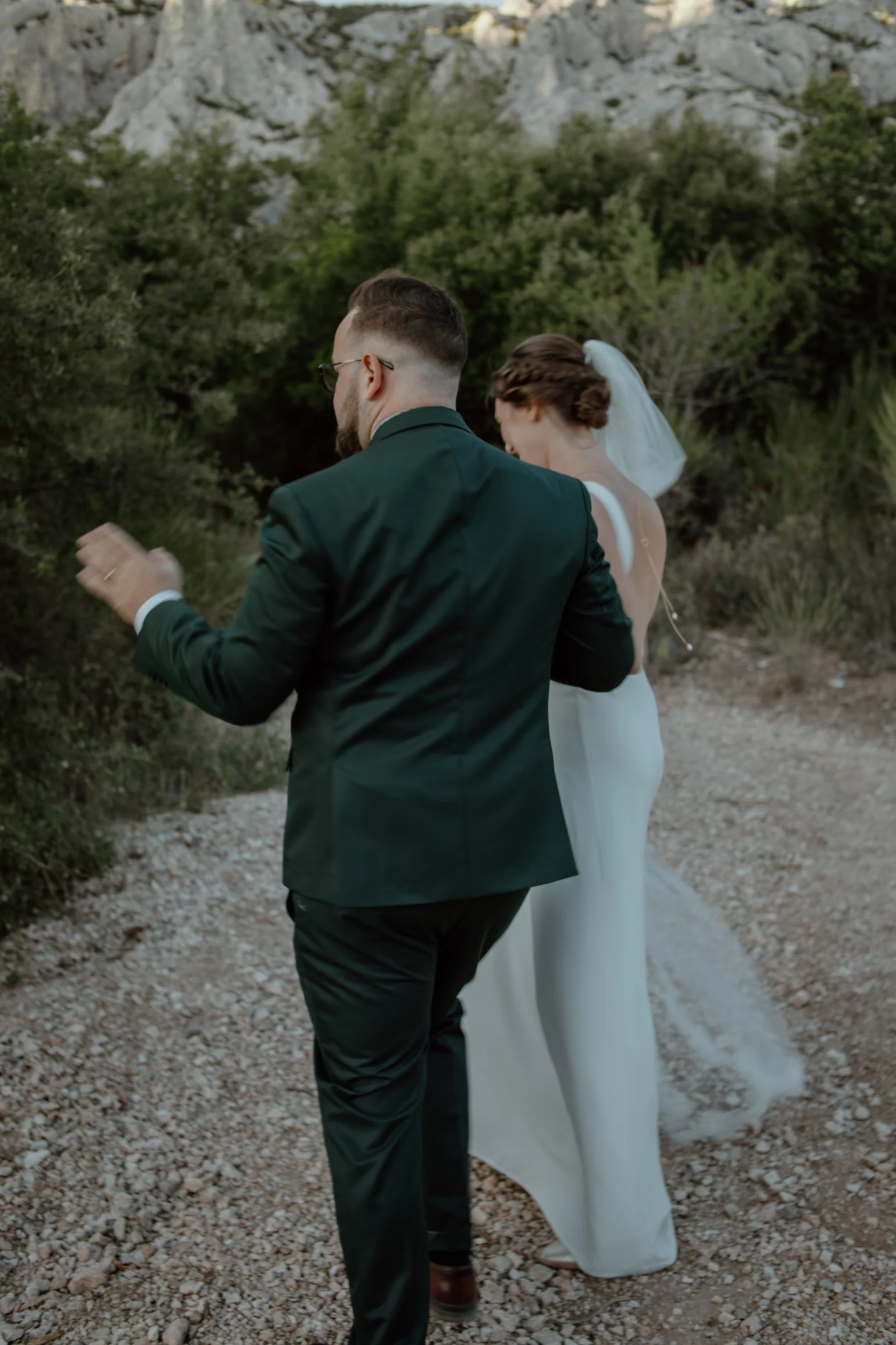 Photo style 35mm prise lors d'un mariage en Provence. Deux mariés se baladent dans les collines provençales.